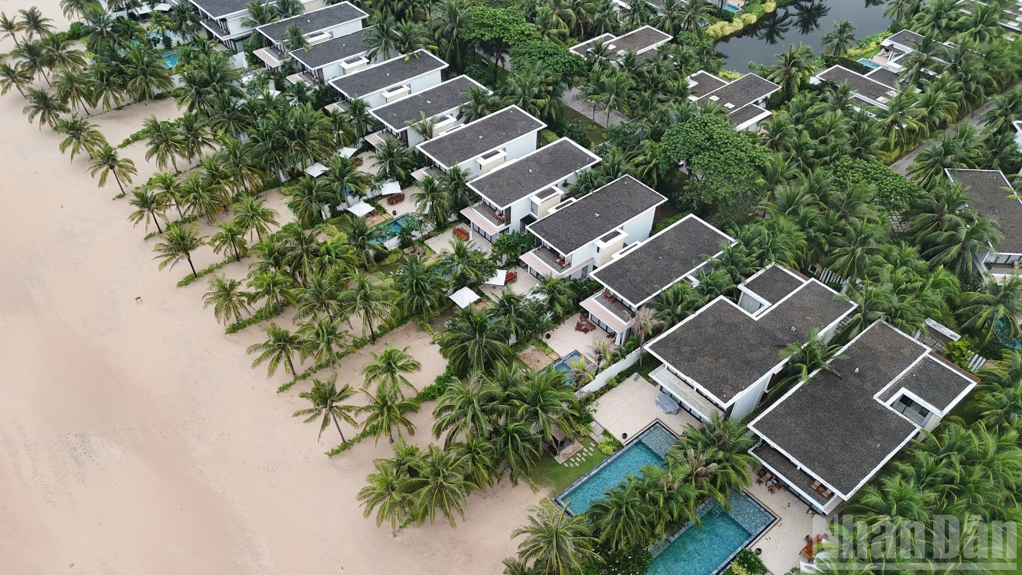 Vung Tau dispone de una infraestructura moderna y muy bien conectada con las regiones y provincias vecinas. Su sistema de hoteles y resorts de alta gama proporciona una sólida base para el crecimiento del sector. En los primeros nueve meses de 2025 sus ingresos por concepto de turismo, servicios y comercio fueron de 701 millones de dólares, el 76,83 por ciento del plan anual. En los períodos festivos, Vung Tau es uno de los destinos preferidos de los viajeros.