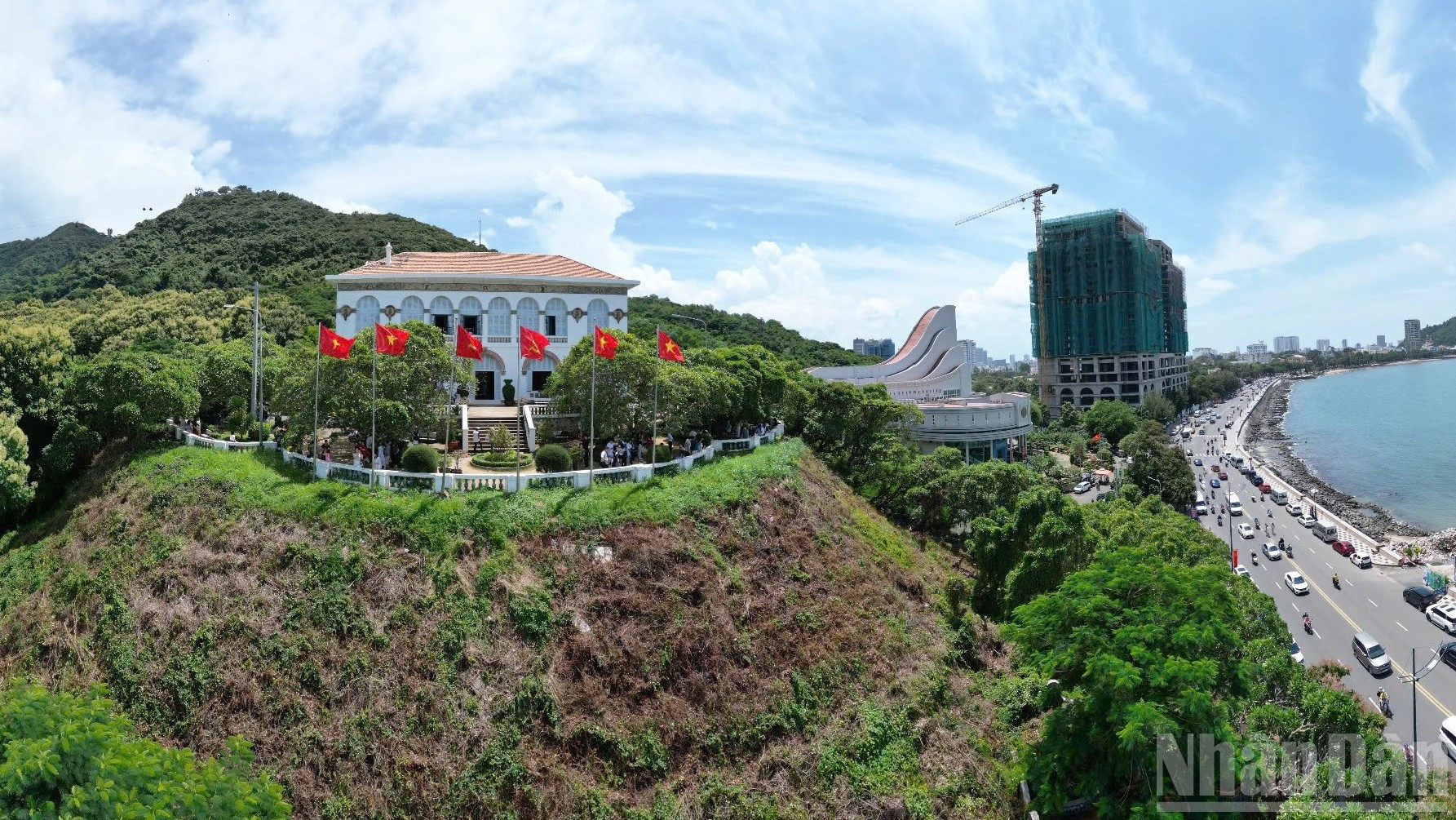 No muy lejos, en la ladera del monte Lon y rodeada por una exuberante vegetación, se encuentra la Villa Blanca. Construida entre 1898 y 1902, la mansión tiene 19 metros de altura y 25 de largo, con tres plantas rematadas por un techo abovedado de tejas. En otros tiempos el lugar de descanso del emperador Bao Dai y del gobernador general de Indochina. El sitio regala una admirable vista panorámica del mar y del paisaje natural circundante.
