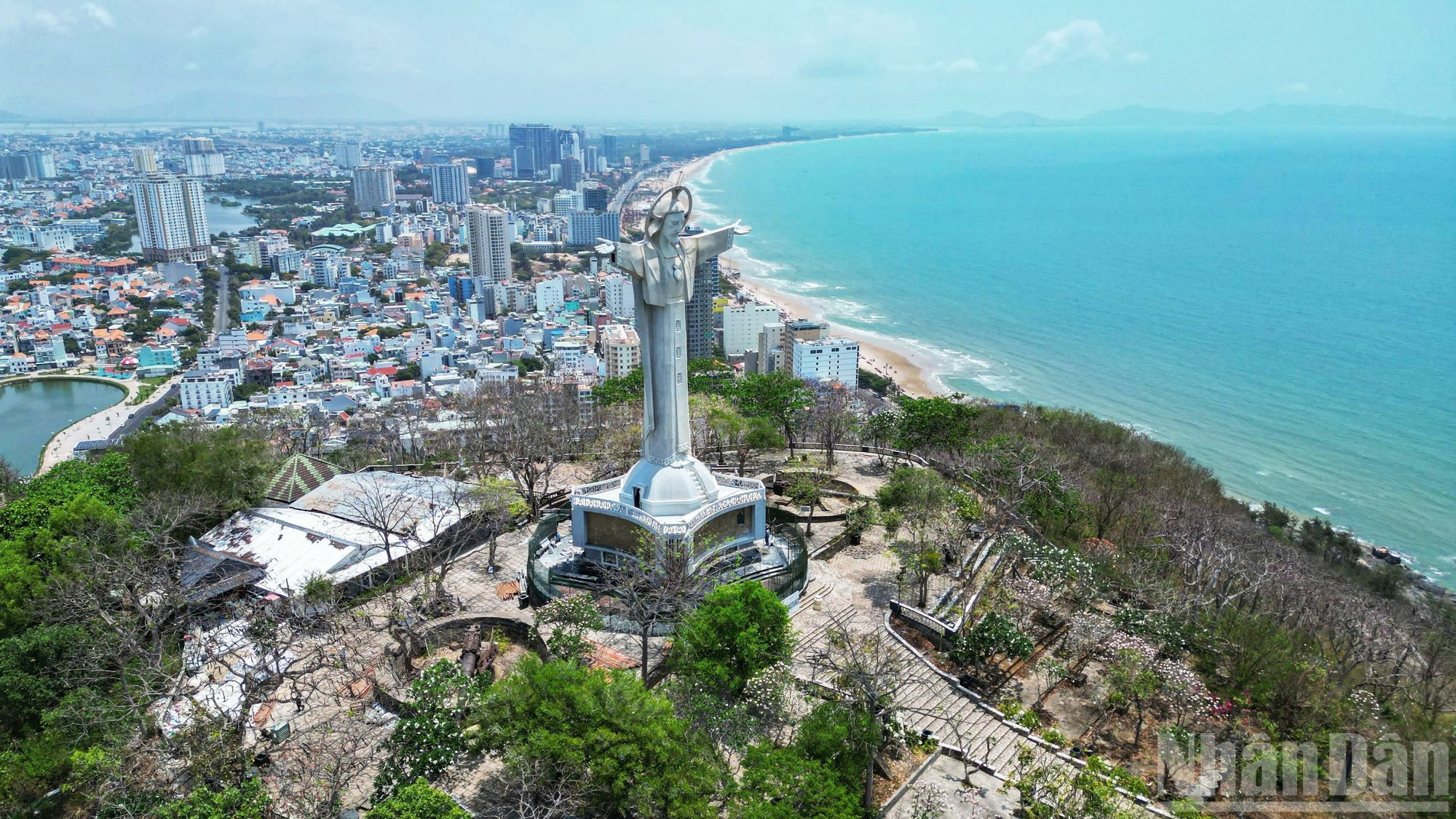 A lo largo de la pintoresca ruta costera de Vung Tau, los turistas pueden visitar numerosos monumentos y lugares de interés cultural. En el monte Nho o Tao Phung, a 170 metros sobre el nivel del mar, se alza uno de los principales atractivos de la ciudad, una estatua de Cristo Rey. Iniciada en 1974 y concluida en 1994, la obra alcanza los 32 metros de altura y se orienta hacia el mar, convirtiéndose en un símbolo cultural y espiritual de la localidad.