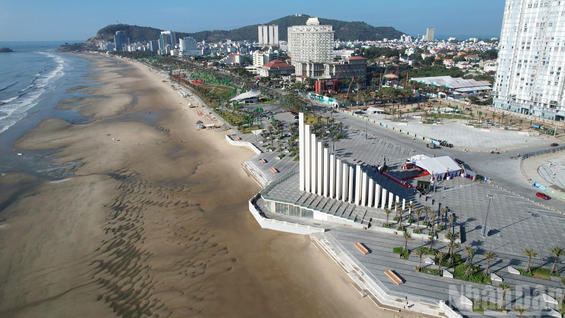 El pasado 19 de diciembre, al inaugurarse o ponerse en marcha importantes proyectos en todo el país como saludo al XIV Congreso Nacional del Partido, Ciudad Ho Chi Minh inauguró en Vung Tau el proyecto de renovación del eje vial Thuy Van, a partir de un diseño moderno, pero respetuoso de sus valores culturales. Se espera que esta obra se convierta en un nuevo símbolo urbano y en un atractivo para los visitantes.