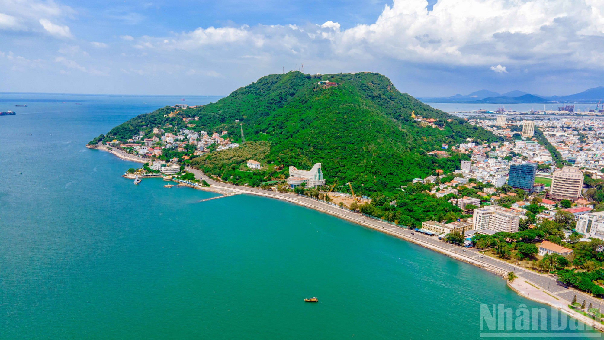 En octubre pasado Vung Tau fue reconocida por primera vez como “Mejor destino de resort costero de Asia 2025” por los Premios Mundiales del Viaje (WTA). Ese galardón, considerado el Óscar de la industria turística, marca un hito en la evolución de esta atractiva región costera. El presidente de WTA, Graham E. Cooke, destacó que Vung Tau ha pasado a ser, de un destino marítimo tradicional, a un moderno centro turístico, dotado de servicios completos y ofertas de nivel internacional.