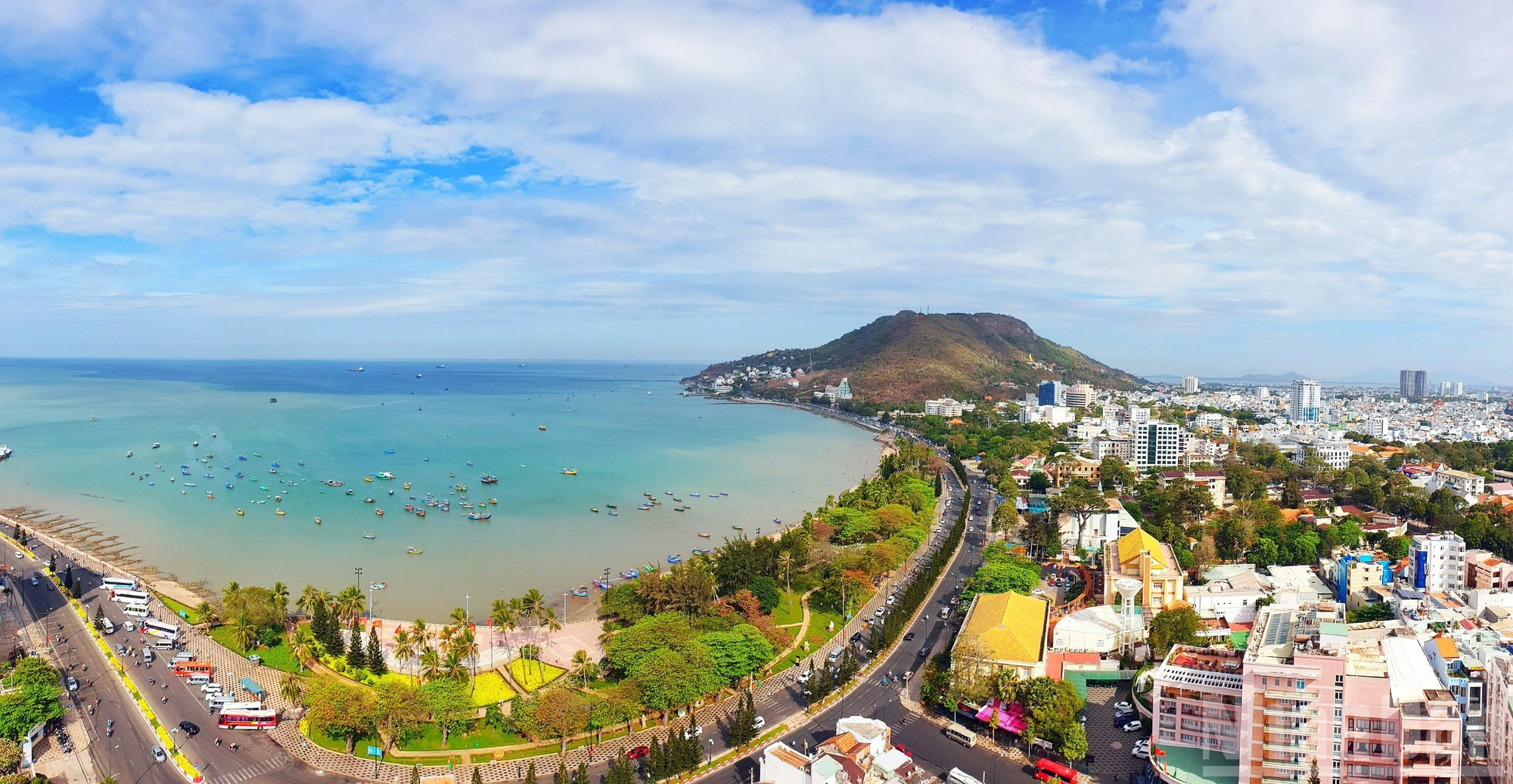 Vung Tau tiene un litoral de más de 20 kilómetros que se extiende desde Bai Truoc hasta Bai Sau, aguas azuladas y un clima templado todo el año. El espacio costero ha sido planificado con esmero: de un lado, el mar; del otro, modernas infraestructuras turísticas que ofrecen una amplia gama de servicios, desde alojamiento y gastronomía hasta entretenimientos. Ello configura un destino ideal para todo tipo de visitantes.
