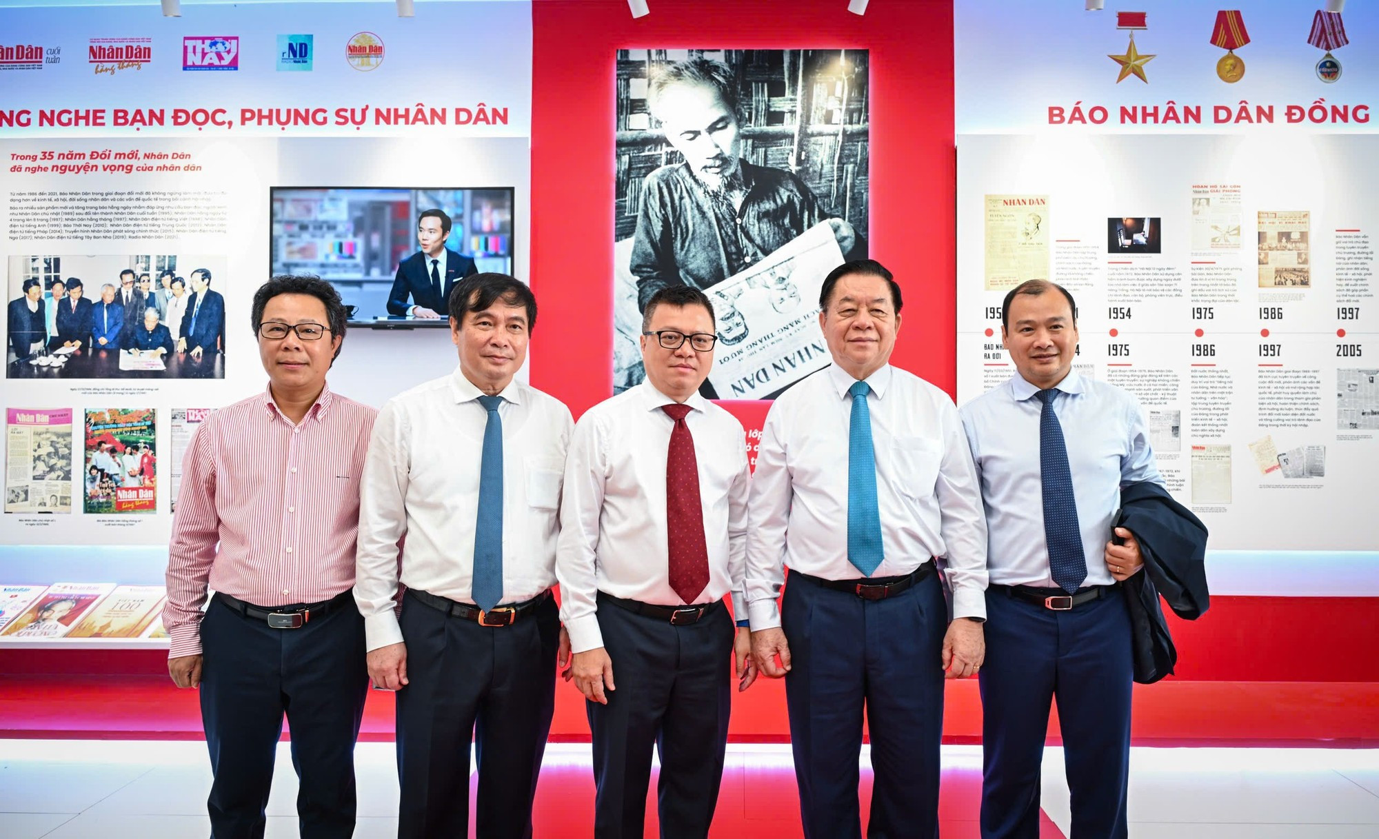 Delegados visitan el estand del periódico Nhan Dan.