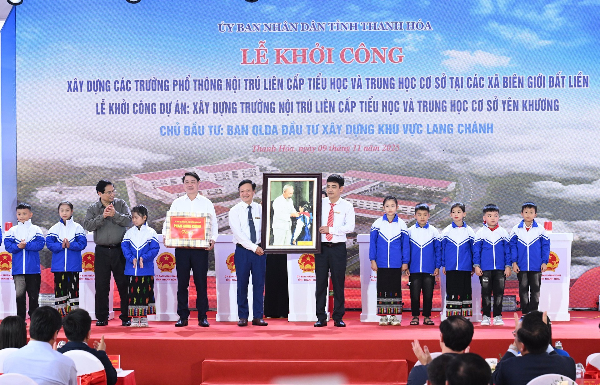 El premier Pham Minh Chinh obsequia a estudiantes de la Escuela primaria y secundaria de Yen Khuong.