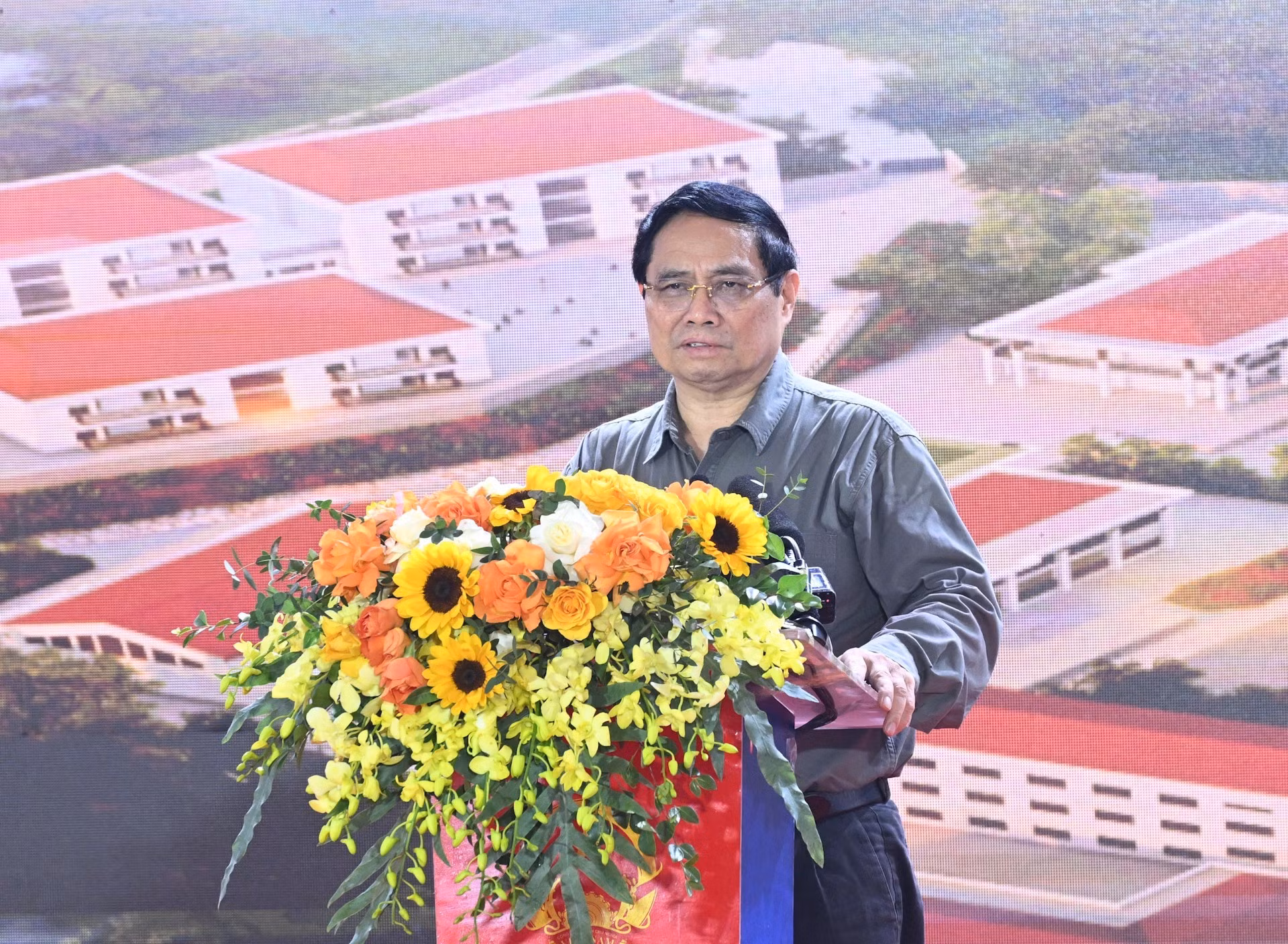 El jefe del Gobierno, Pham Minh Chinh, toma la palabra en la cita.