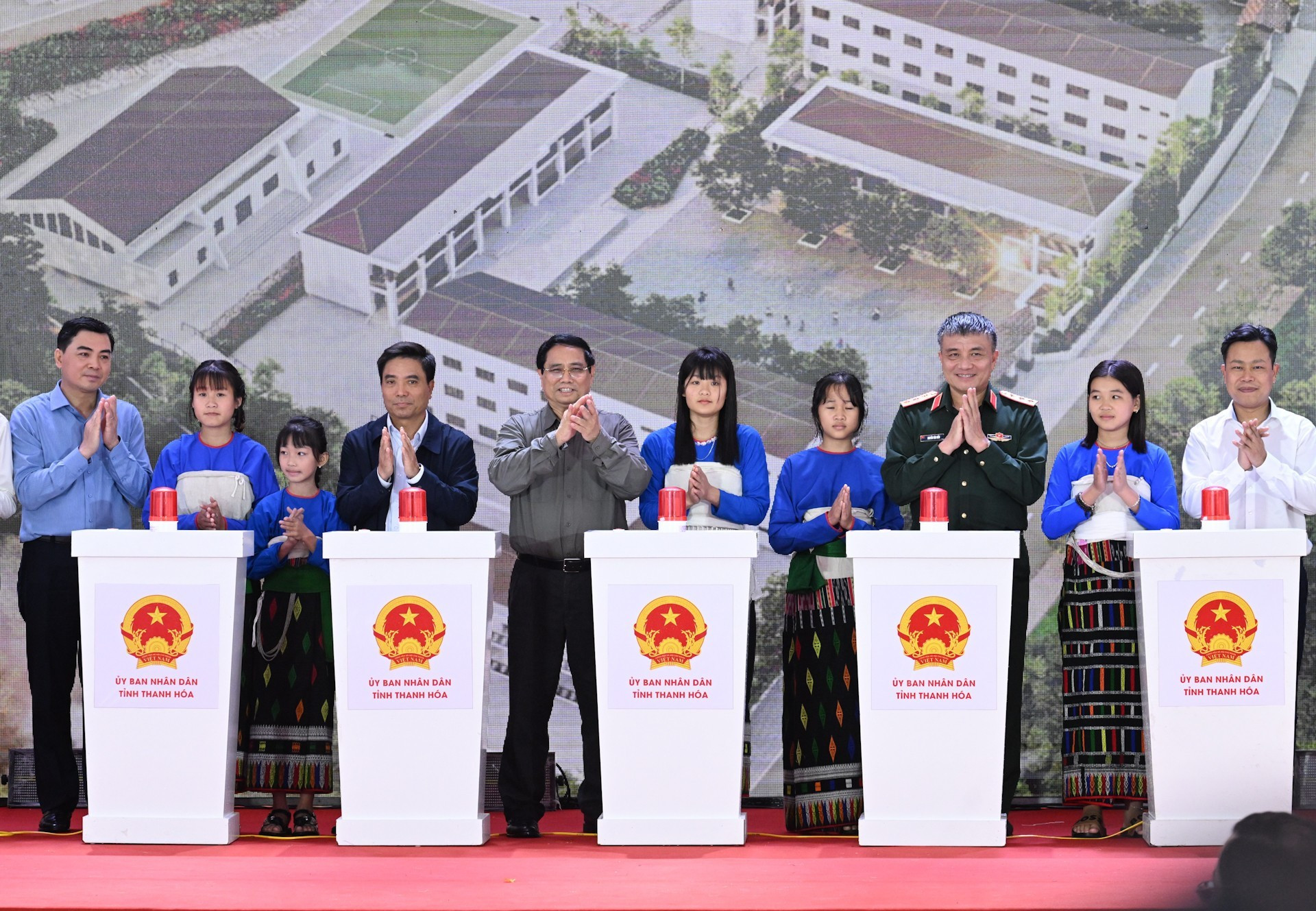 El premier Pham Minh Chinh y los asistentes realizan inician la construcción de un internado.