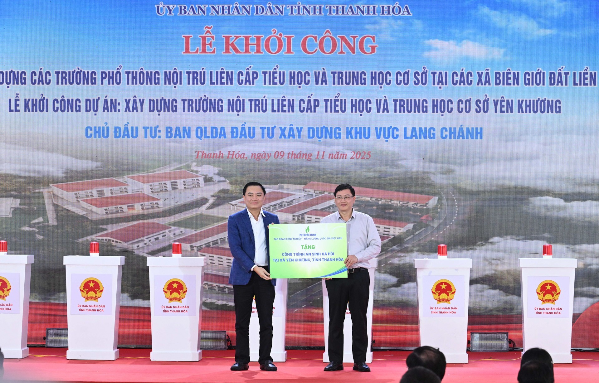 Un representante del Grupo Nacional de Industria y Energía de Vietnam entrega a la provincia de Thanh Hoa un internado para alumnos de primaria y secundaria en una comuna fronteriza.