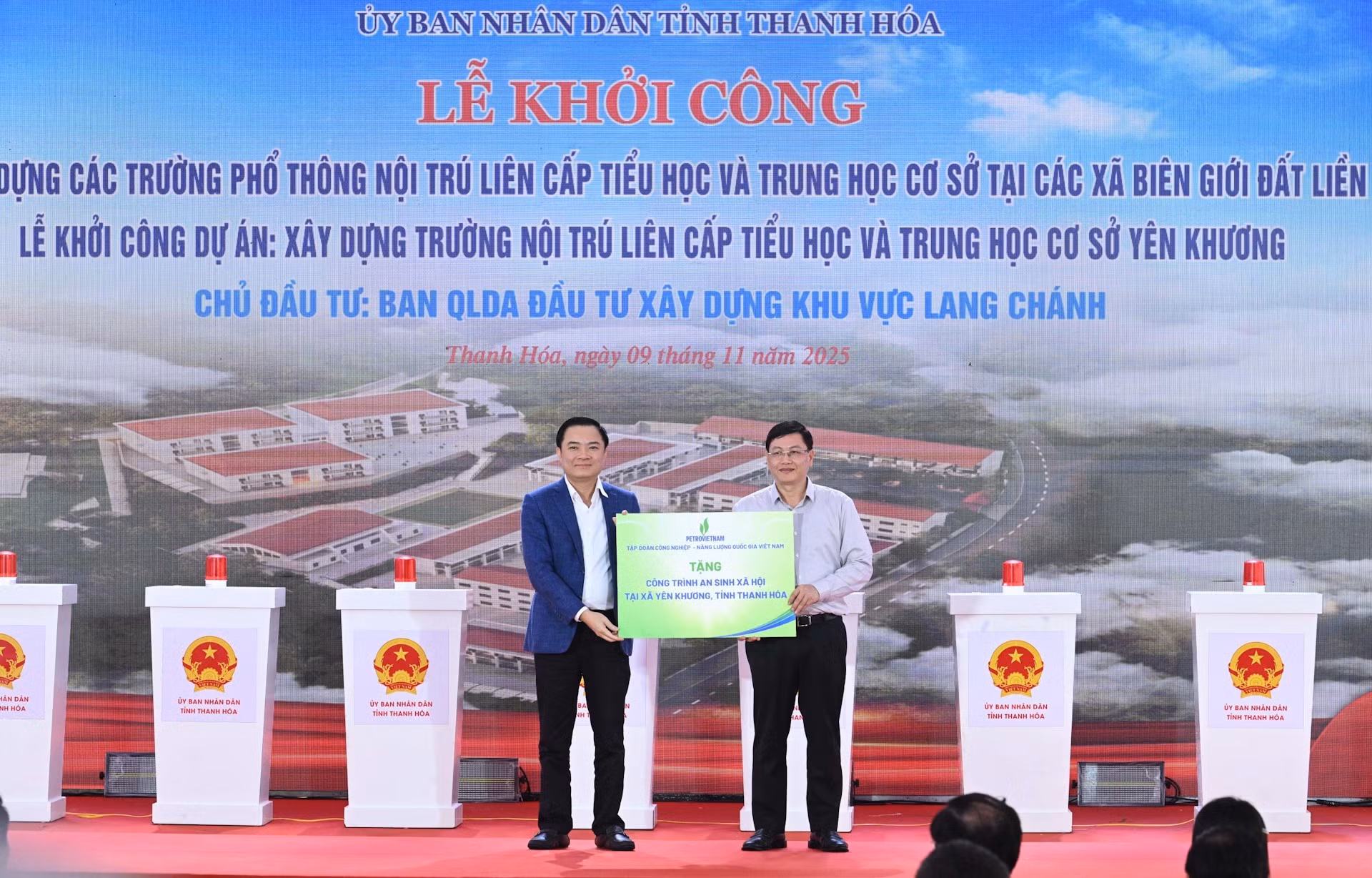 Un representante del Grupo Nacional de Industria y Energía de Vietnam entrega a la provincia de Thanh Hoa un internado para alumnos de primaria y secundaria en una comuna fronteriza.
