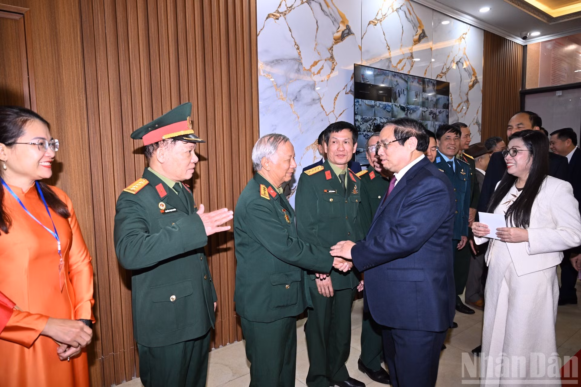 El premier Pham Minh Chinh acude al punto electoral número 21, ubicado en el barrio de Tay Ho, en Hanói para ejercer su derecho al voto.