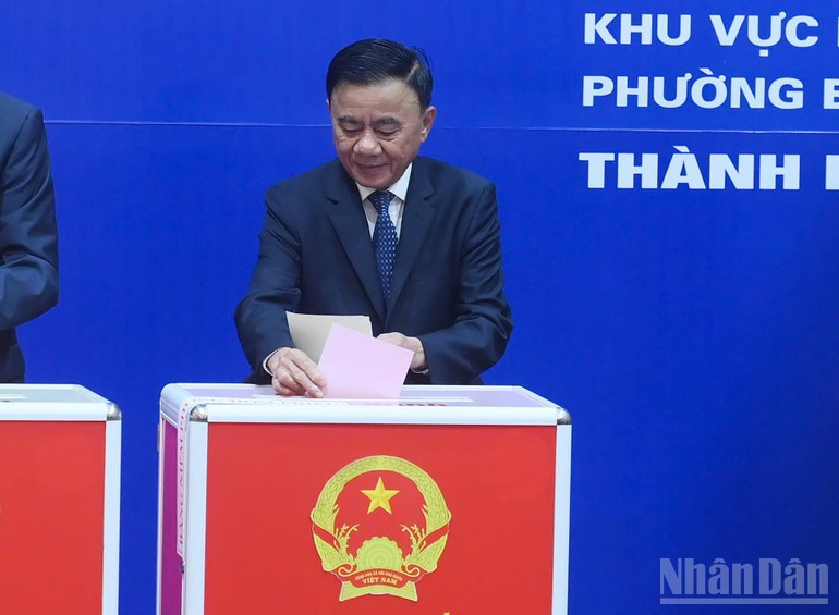 El miembro permanente del Secretariado del Comité Central, Tran Cam Tu emite su voto en la mesa electoral nº2, en el barrio de Ba Dinh, ciudad de Hanói.