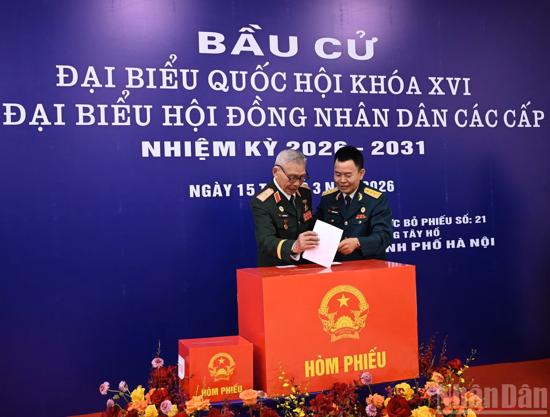 El mayor general Nguyen Duc Huy (de 96 años), héroe de las Fuerzas Armadas, (a la izquierda) ejerce su derecho al voto.
