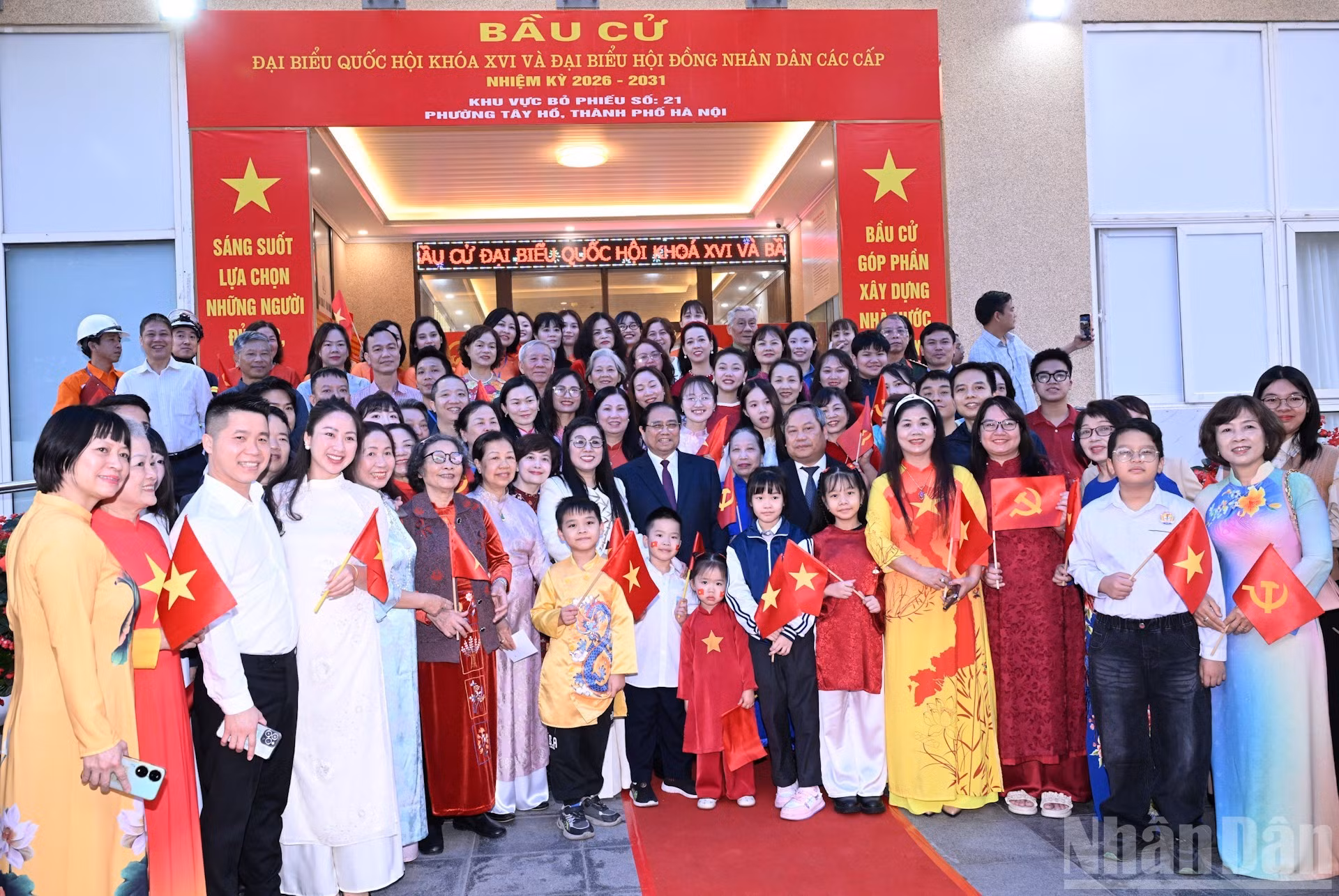 El premier Pham Minh Chinh y los votantes en el punto electoral.