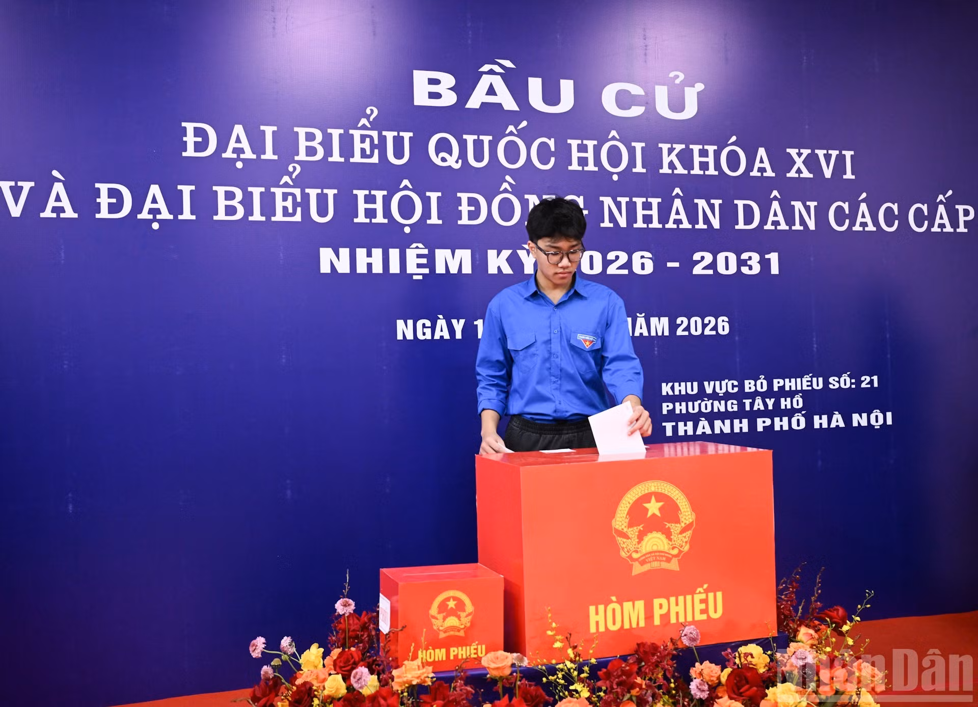 Nguyen Nhat Nam, de 18 años, asume su responsabilidad cívica en las elecciones legislativas.
