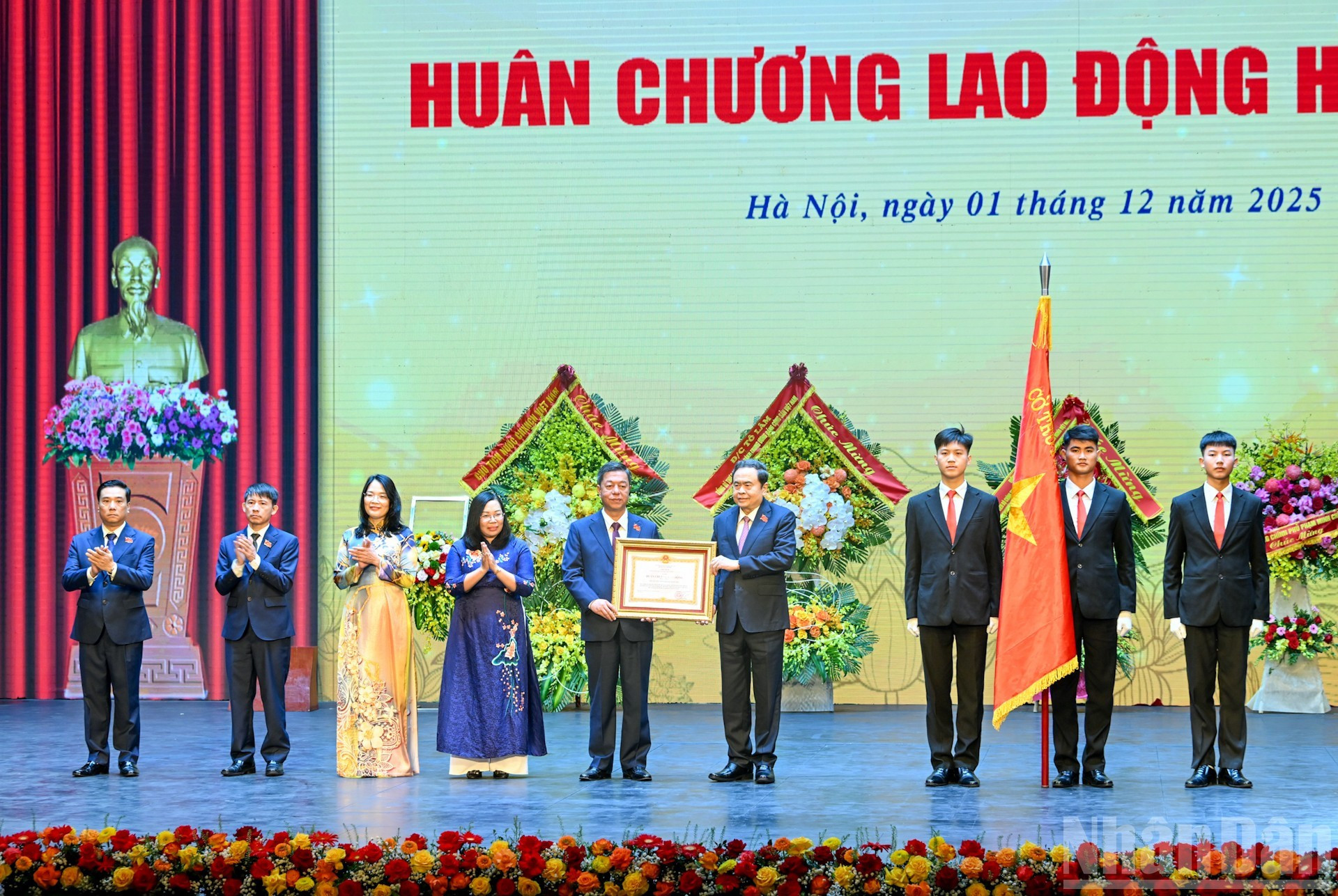 El presidente de la ANV, Tran Thanh Man, entrega la Orden de Trabajo de primera clase a la Editorial Política Nacional Su That.