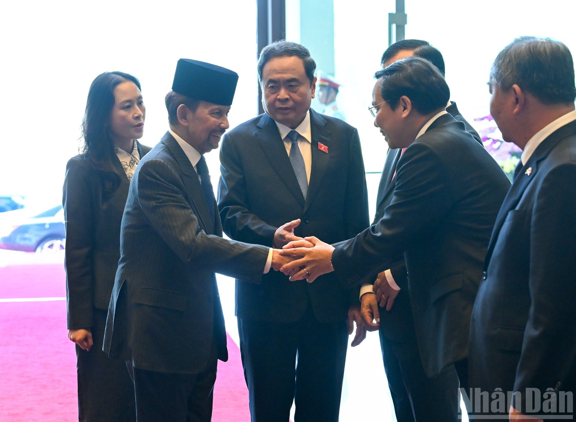 El sultán de Brunéi Darussalam, Haji Hassanal Bolkiah, saluda a funcionarios vietnamitas.