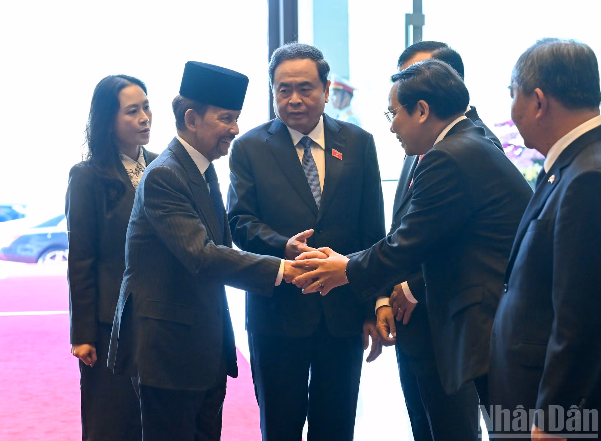 El sultán de Brunéi Darussalam, Haji Hassanal Bolkiah, saluda a funcionarios vietnamitas.