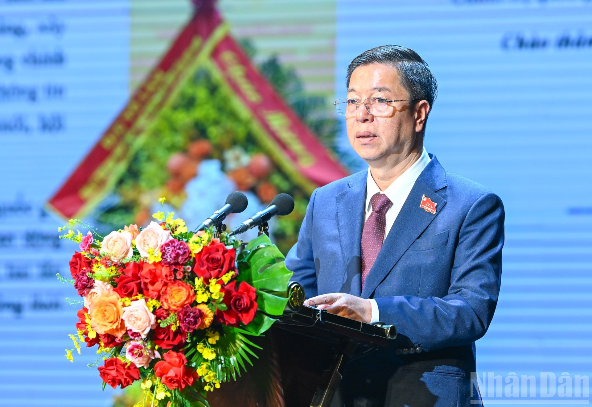 El director general y editor en jefe de la Editorial Nacional de Política Su That, Vu Trong Lam, toma la palabra en la cita.