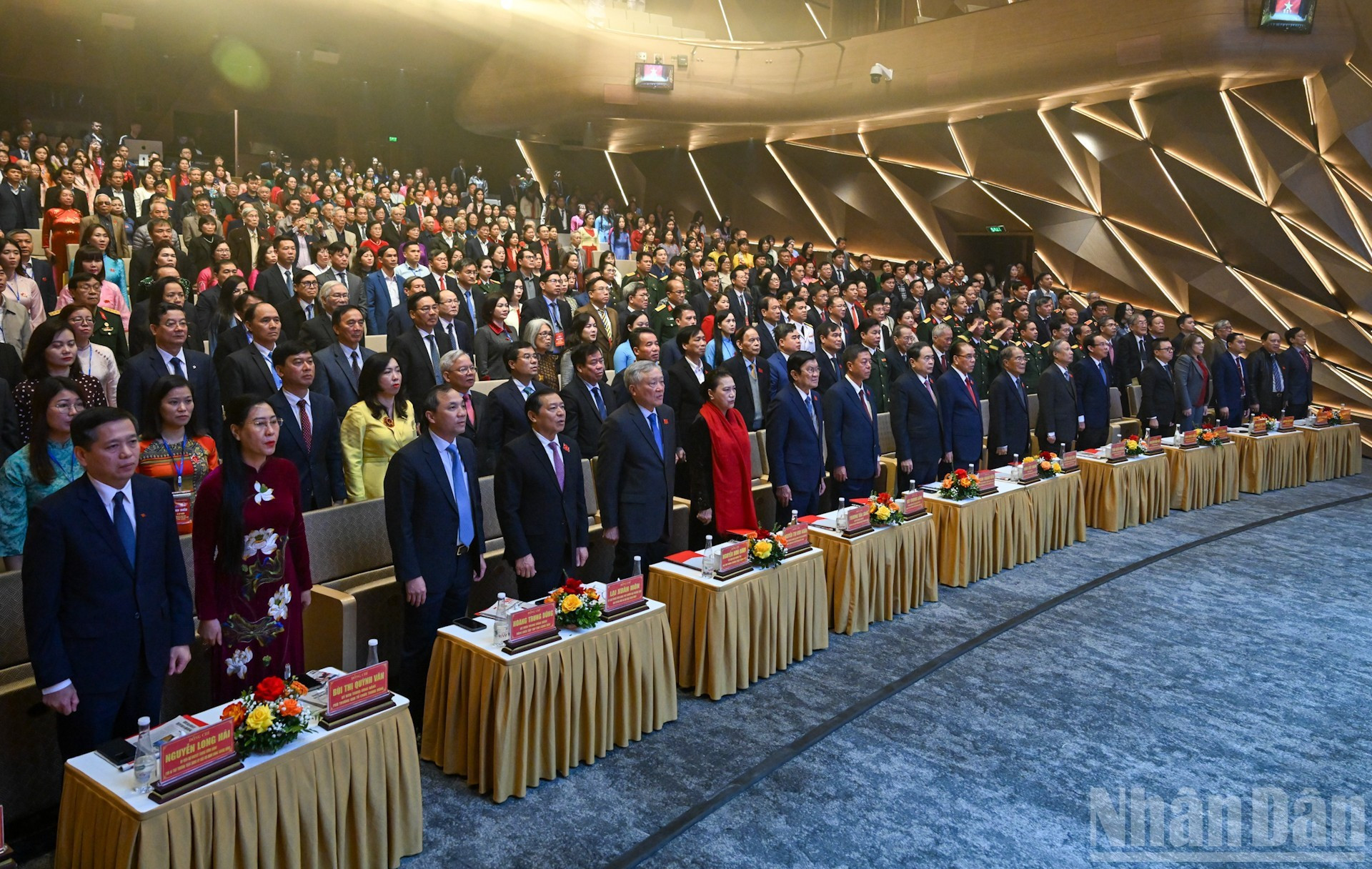 Los asistentes realizan el acto de saludo a la bandera nacional.