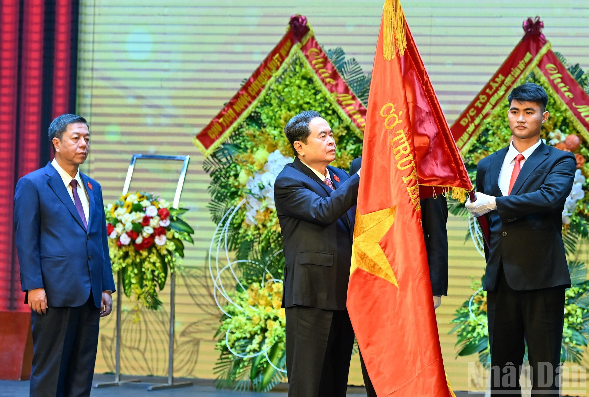 El presidente de la ANV, Tran Thanh Man, entrega la Orden de Trabajo de primera clase a la Editorial Política Nacional Su That.