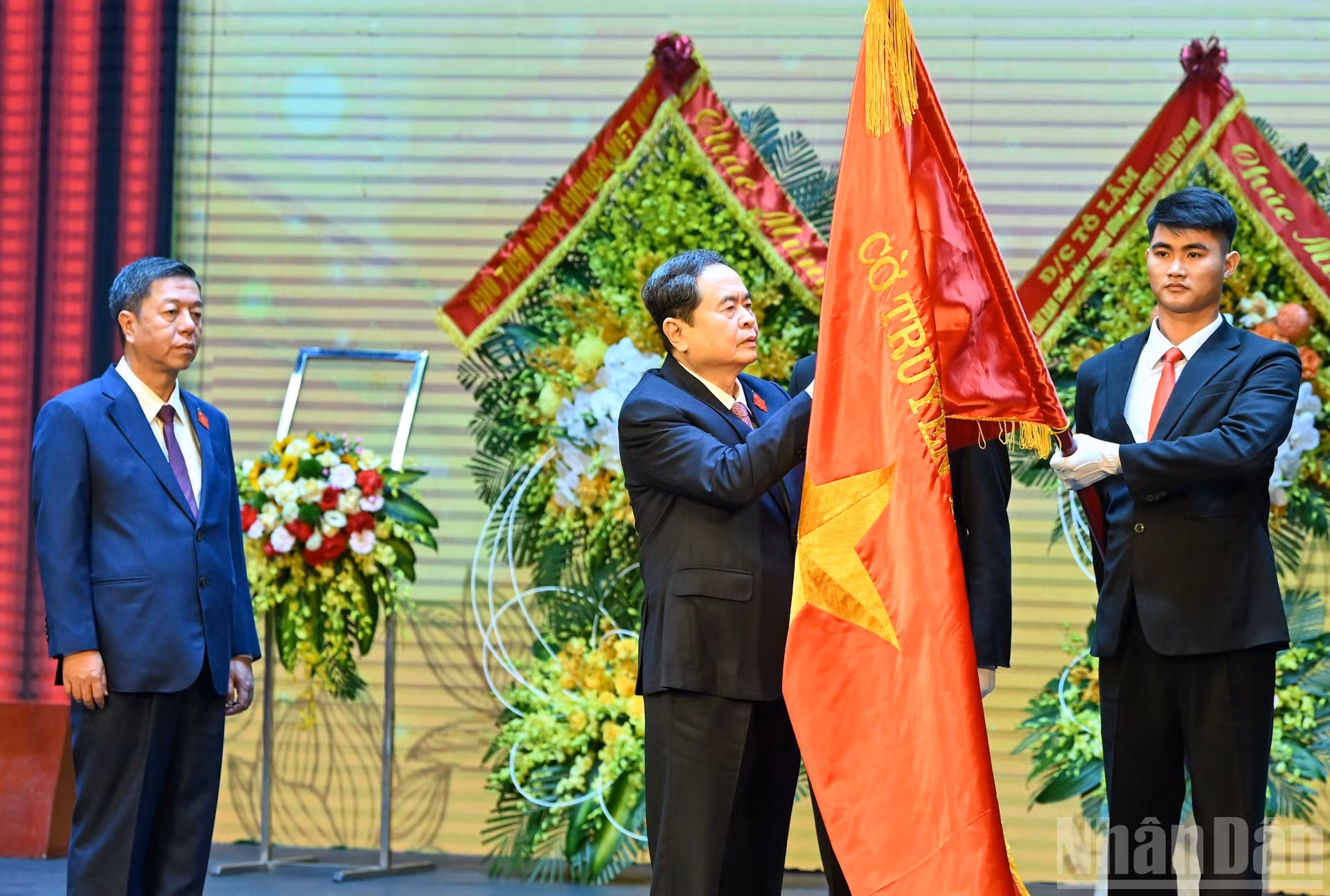 El presidente de la ANV, Tran Thanh Man, entrega la Orden de Trabajo de primera clase a la Editorial Política Nacional Su That.