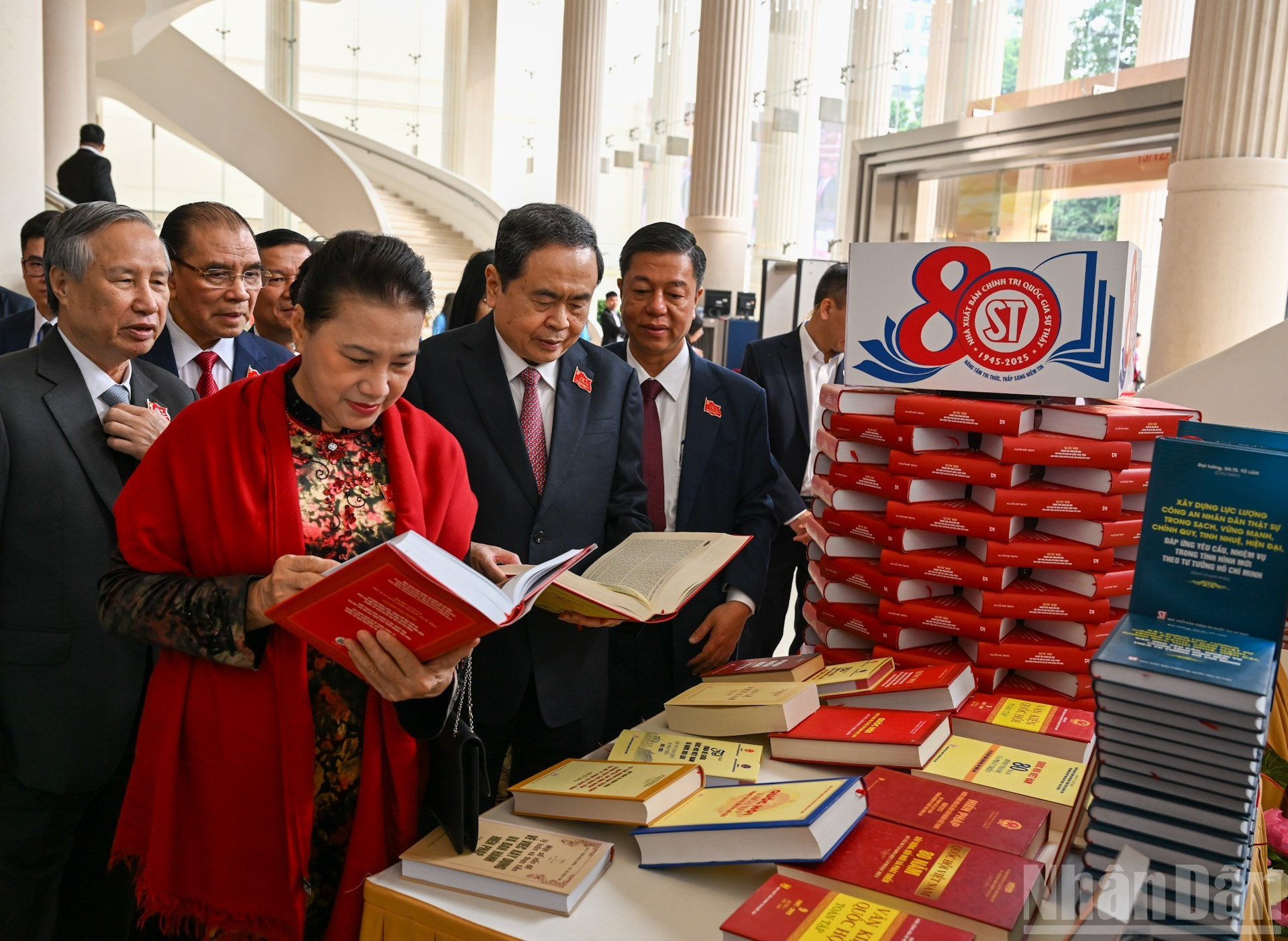 Dirigentes y exlíderes del Partido y del Estado visitan una exposición de libros publicados por la Editorial.