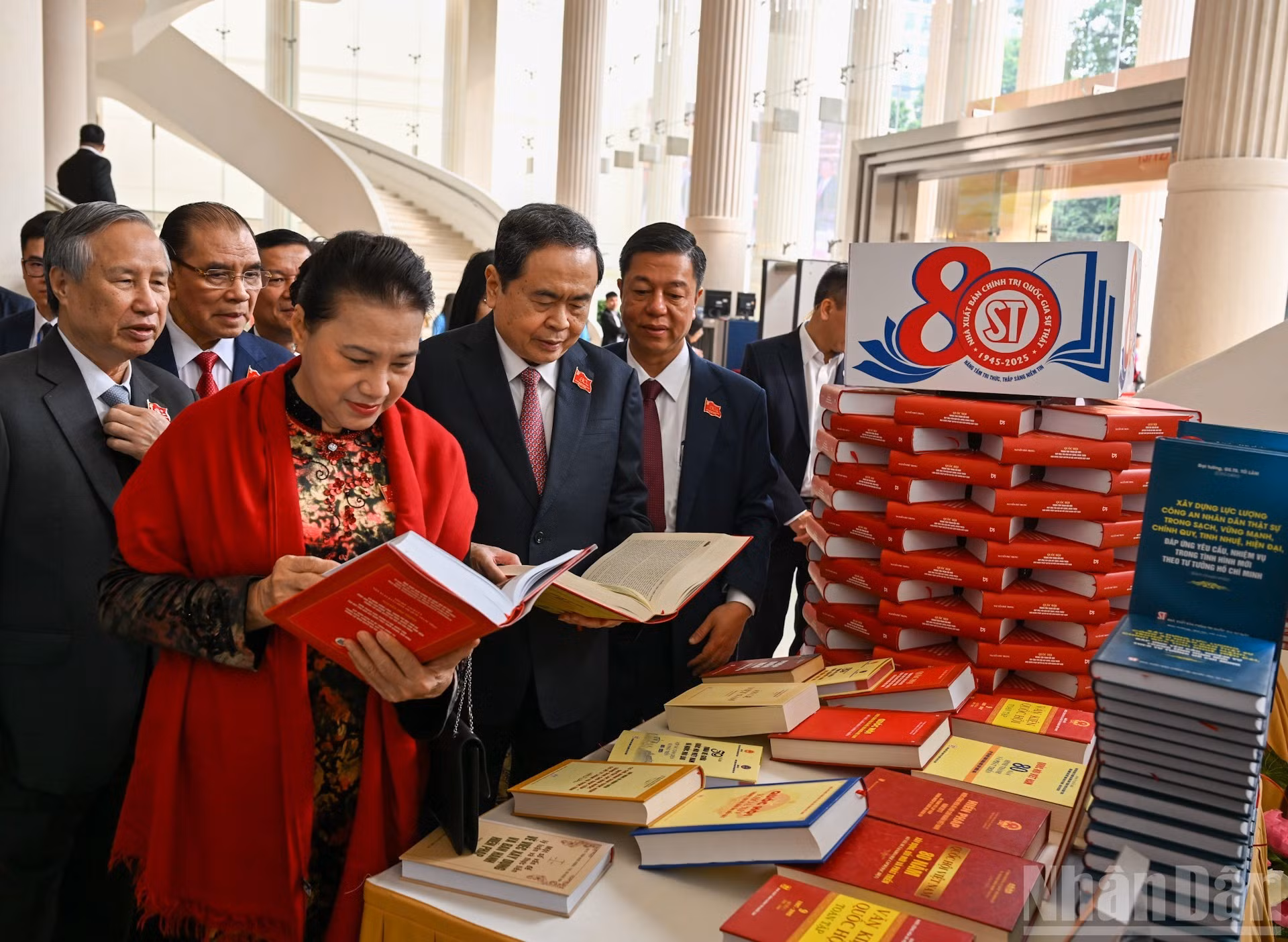 Dirigentes y exlíderes del Partido y del Estado visitan una exposición de libros publicados por la Editorial.