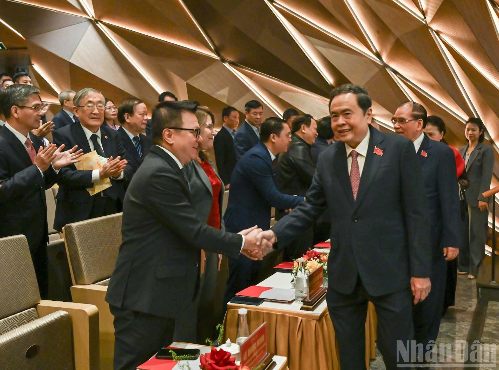 El presidente del Parlamento, Tran Thanh Man, saluda a los asistentes al evento.