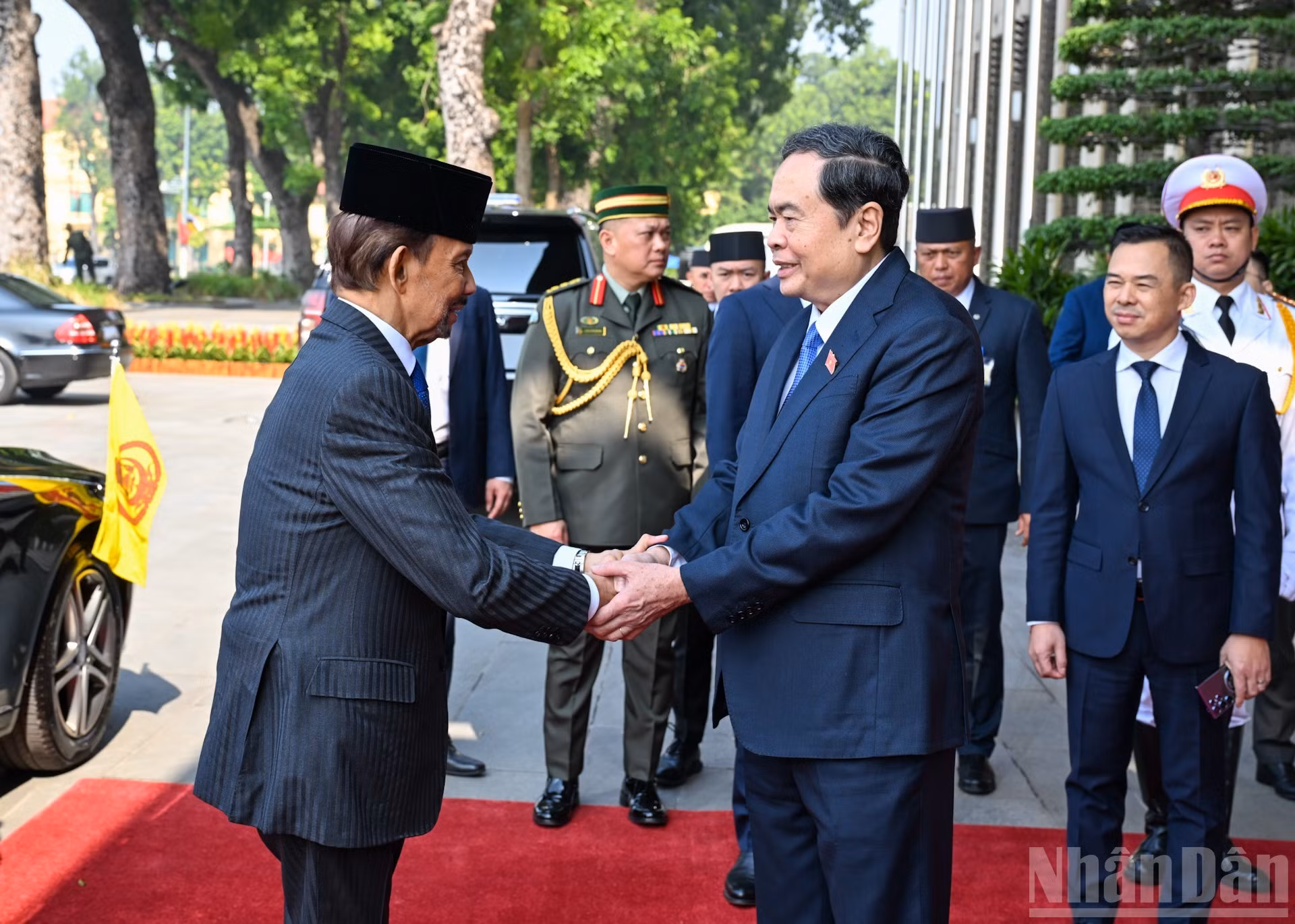 El titular de la ANV, Tran Thanh Man, recibe al sultán de Brunéi Darussalam, Haji Hassanal Bolkiah.
