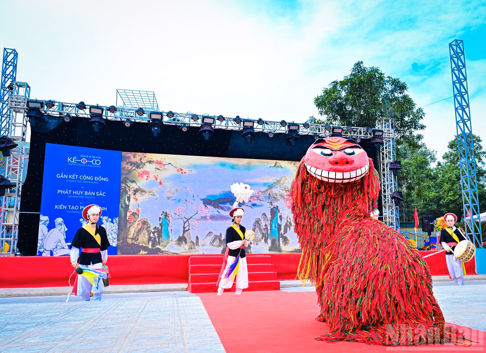Una animada actuación de las danzas del tambor y del león a cargo del grupo artístico de la Universidad Sehan, de Corea del Sur.