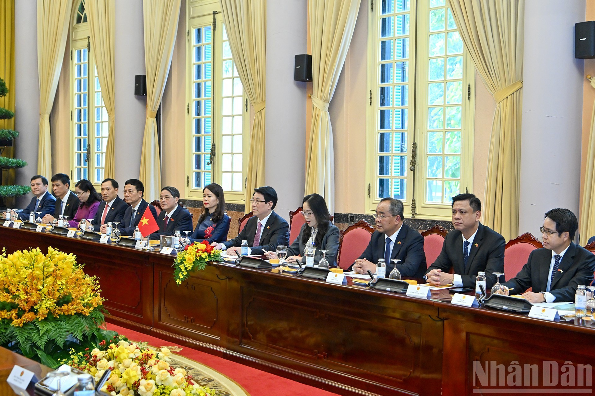 Funcionarios vietnamitas acuden al encuentro.