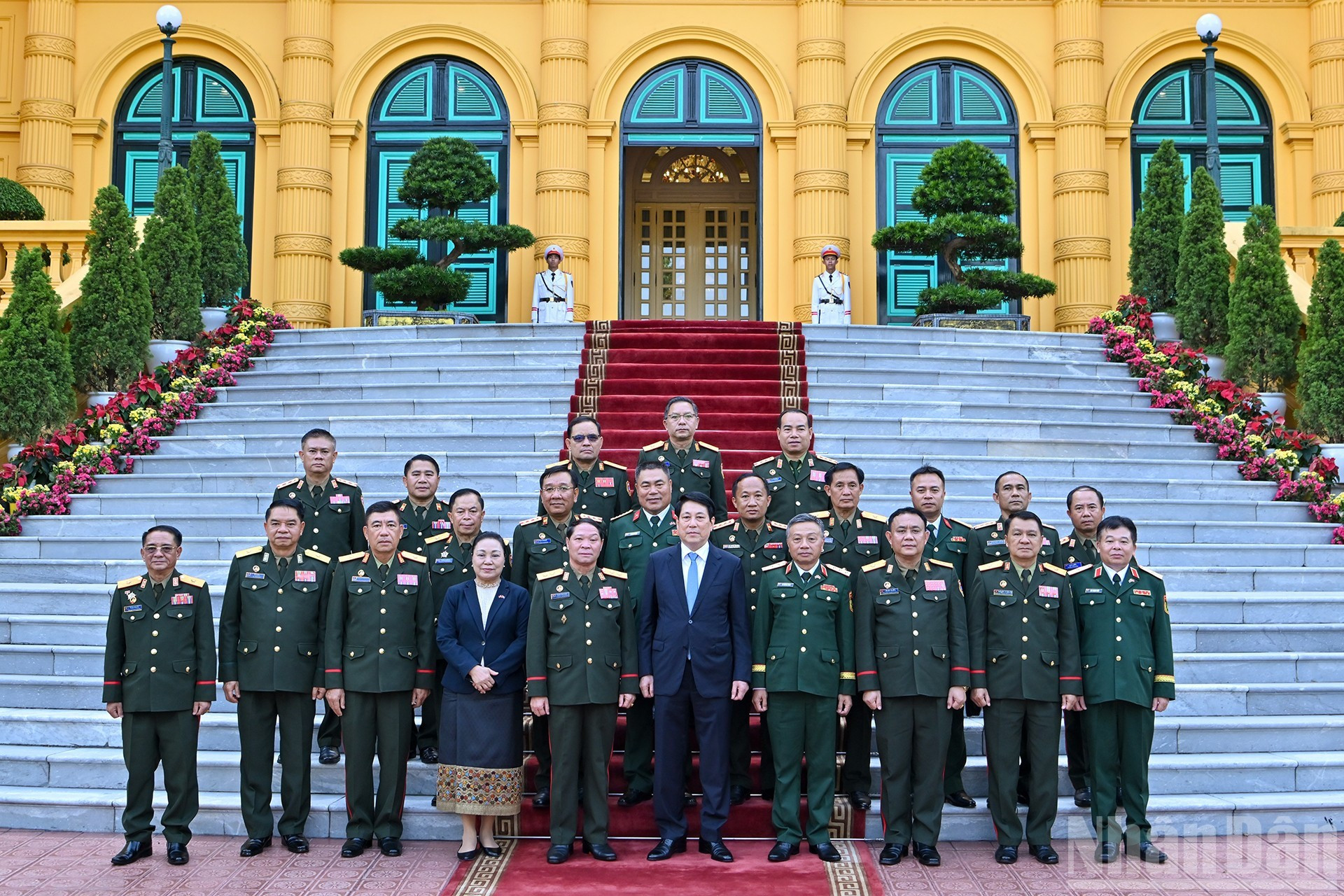 El presidente de Vietnam, Luong Cuong, el teniente general Vongsone Inpanphim, viceministro de Defensa, jefe de la Dirección General de Política del Ejército Popular de Laos y los delegados.