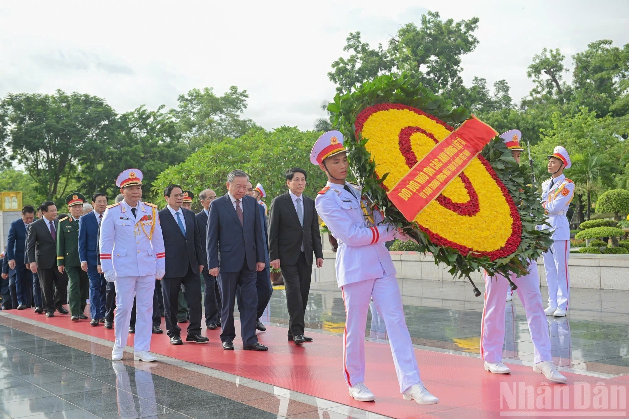 El secretario general del Partido Comunista de Vietnam, To Lam; el premier Pham Minh Chinh; y el presidente del país, Luong Cuong, al frente de una delegación de actuales y antiguos dirigentes del Partido y Estado, rinden homenaje a los mártires. El secretario general del Partido Comunista de Vietnam, To Lam; el premier Pham Minh Chinh; y el presidente del país, Luong Cuong, al frente de una delegación de actuales y antiguos dirigentes del Partido y Estado, rinden homenaje a los mártires.