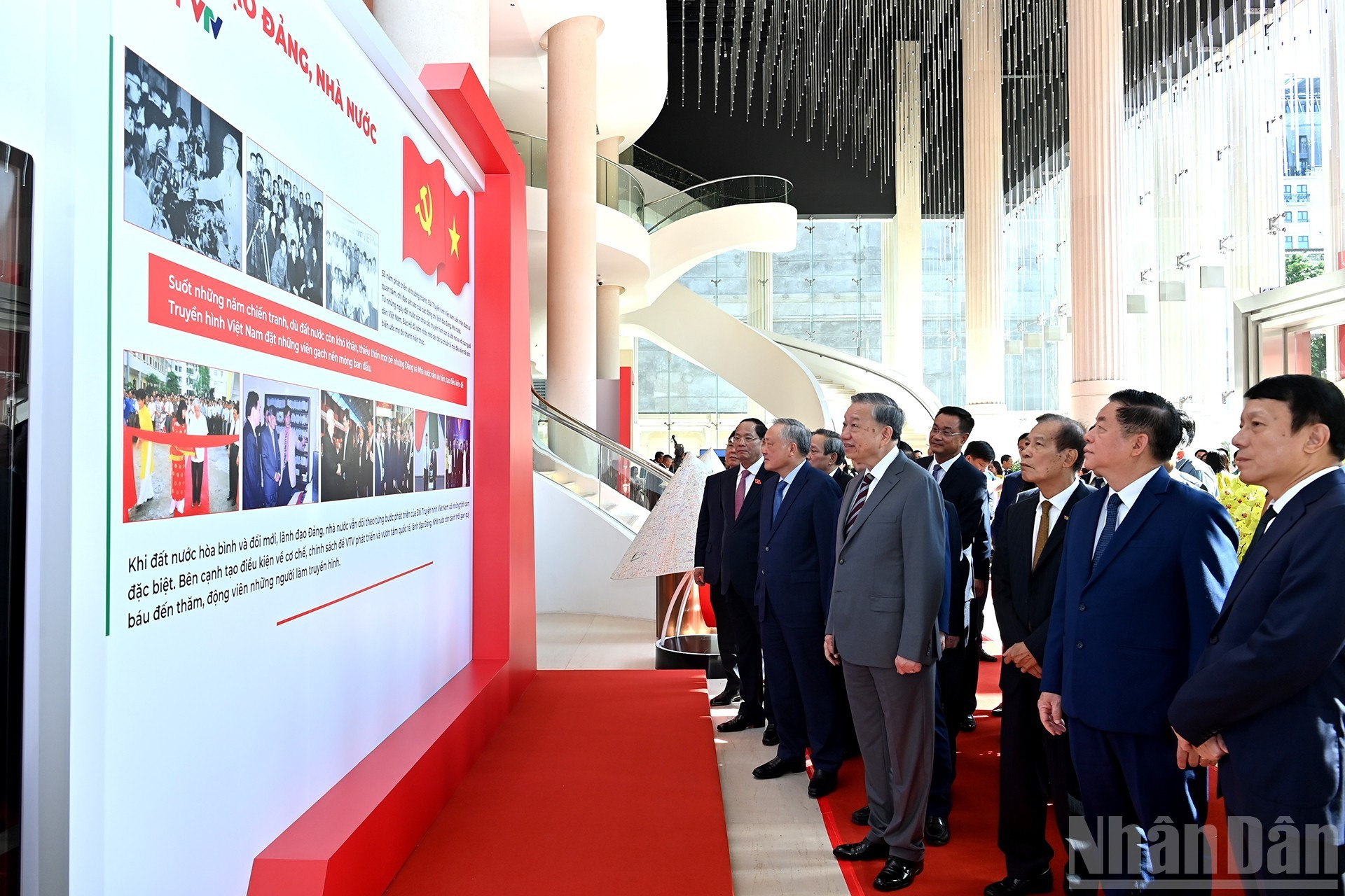 El secretario general del PCV, To Lam, visita una exposición fotográfica sobre los logros de la Televisión de Vietnam. El secretario general del PCV, To Lam, visita una exposición fotográfica sobre los logros de la Televisión de Vietnam.