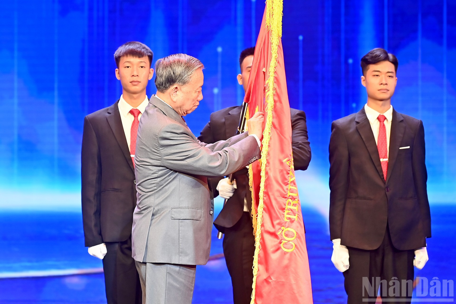 El secretario general To Lam coloca la Orden del Trabajo de primera clase en la bandera tradicional de la Televisión de Vietnam. El secretario general To Lam coloca la Orden del Trabajo de primera clase en la bandera tradicional de la Televisión de Vietnam.