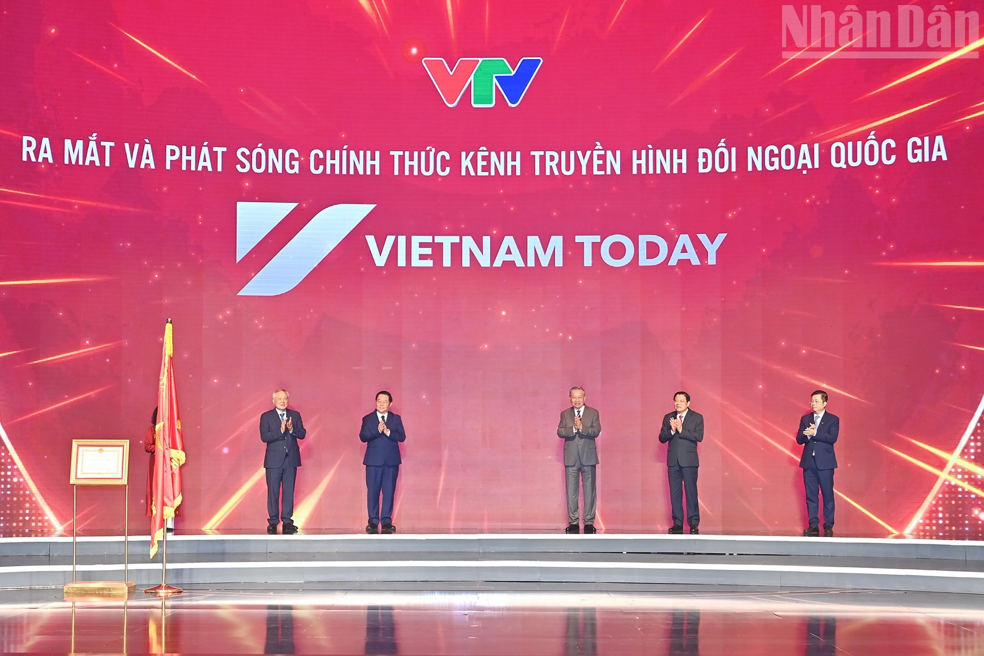 El secretario general To Lam y los delegados llevan a cabo la ceremonia de lanzamiento de la emisión oficial del canal de televisión nacional de relaciones exteriores, Vietnam Today. El secretario general To Lam y los delegados llevan a cabo la ceremonia de lanzamiento de la emisión oficial del canal de televisión nacional de relaciones exteriores, Vietnam Today.