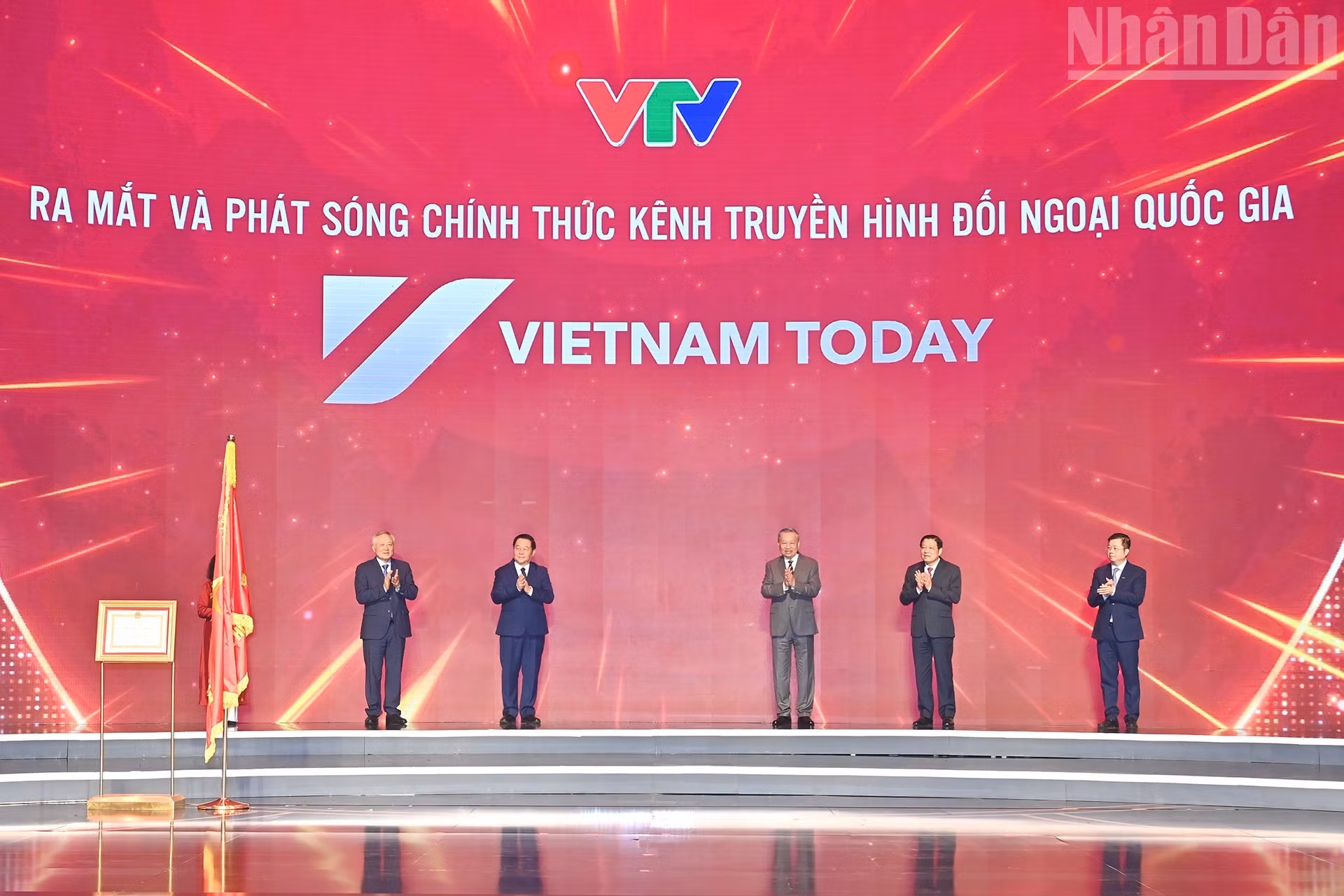 El secretario general To Lam y los delegados llevan a cabo la ceremonia de lanzamiento de la emisión oficial del canal de televisión nacional de relaciones exteriores, Vietnam Today.