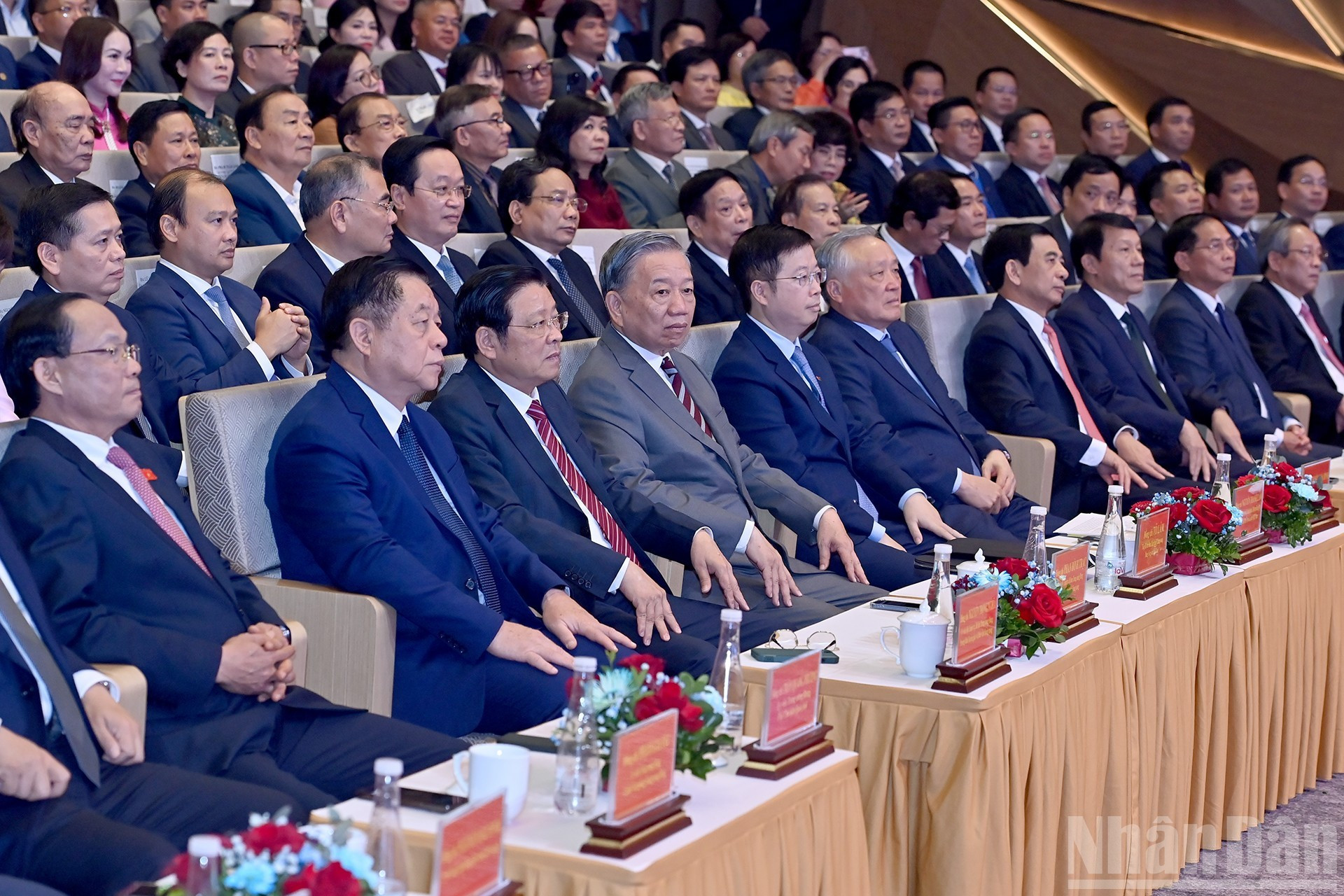 El líder partidista de Vietnam, To Lam, y los asistentes a la ceremonia. El líder partidista de Vietnam, To Lam, y los asistentes a la ceremonia.