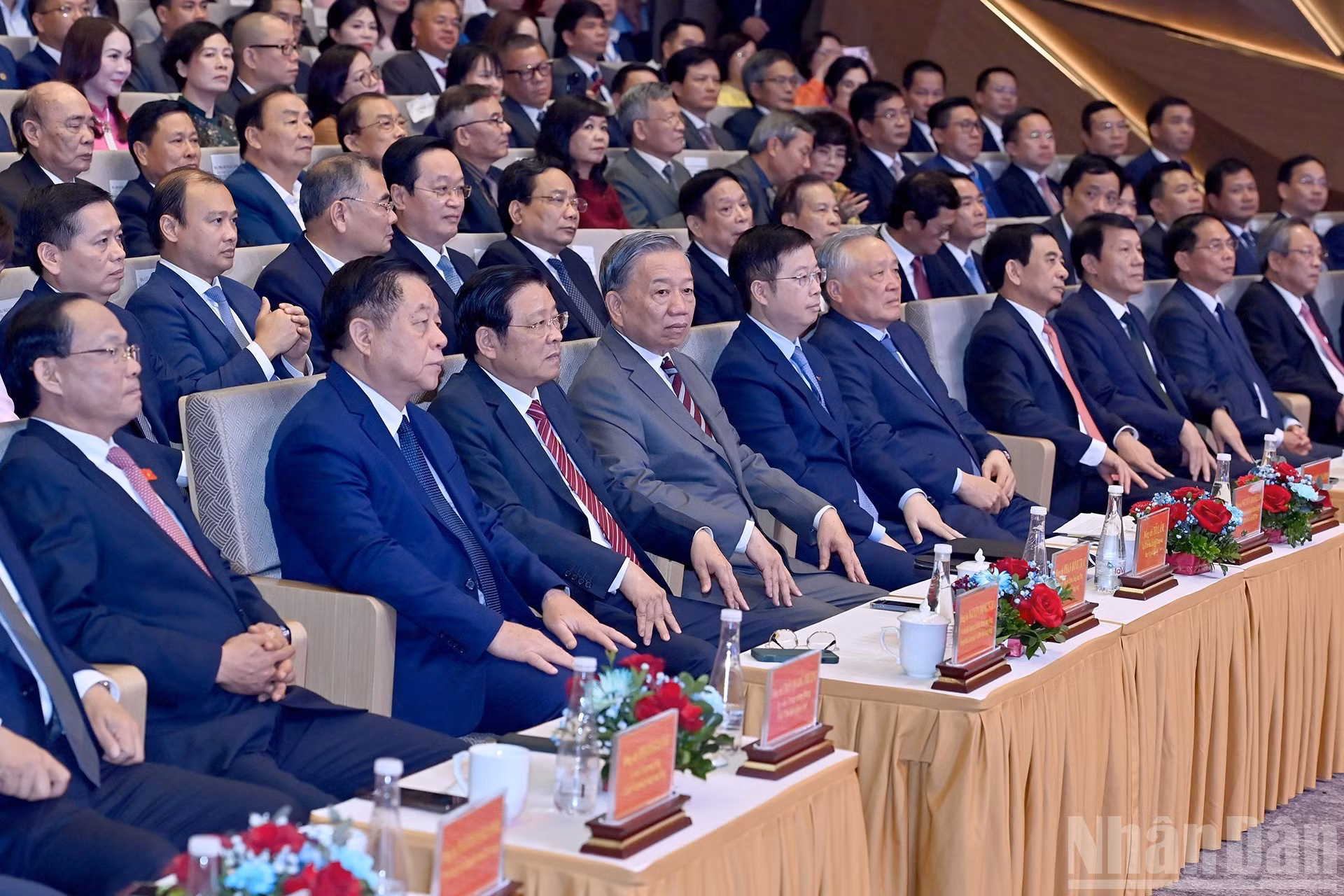 El líder partidista de Vietnam, To Lam, y los asistentes a la ceremonia.