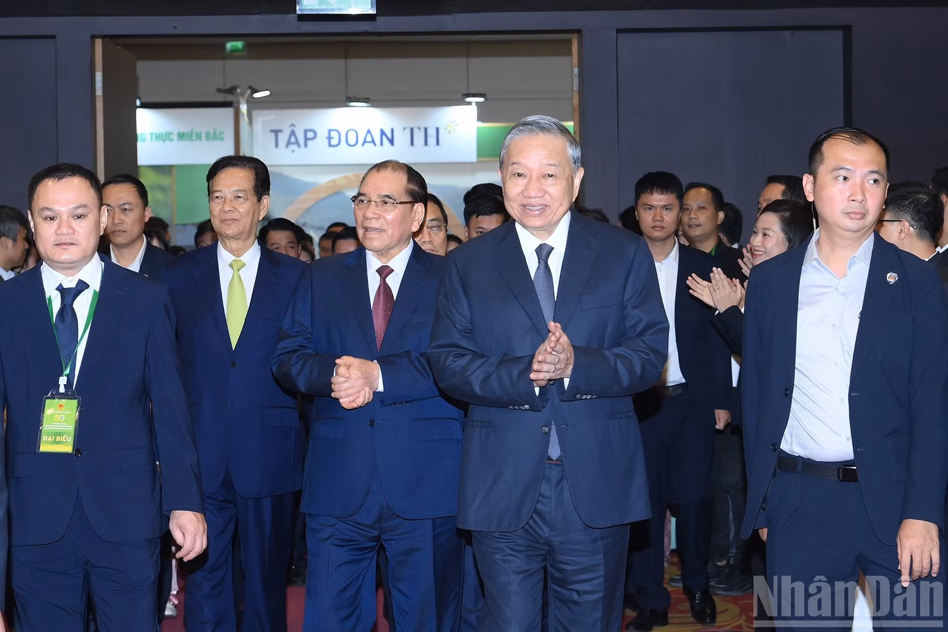 El secretario general To Lam y los dirigentes y exlíderes del Partido y del Estado intervienen en el evento.