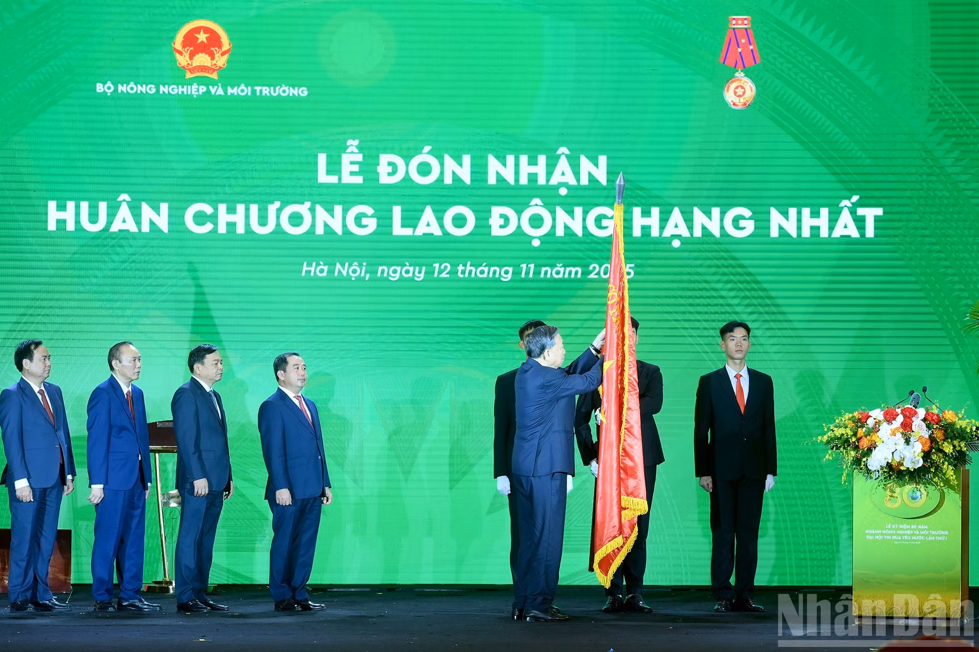 El secretario general To Lam entrega la Orden de Trabajo de primera clase al Ministerio de Agricultura y Medio Ambiente.