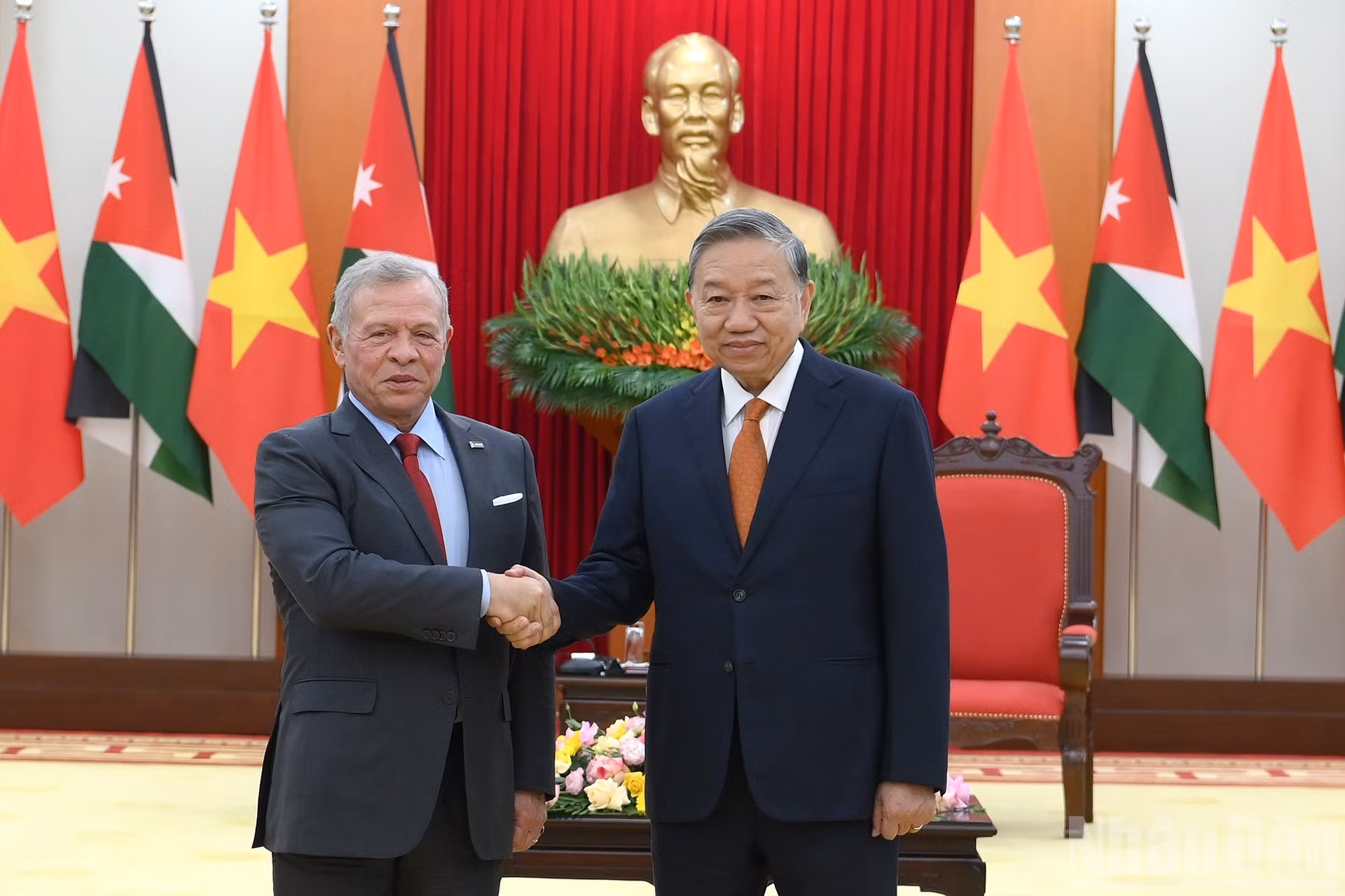 El secretario general del PCV, To Lam, y el rey de Jordania, Abdalá II Ibn Al Hussein.