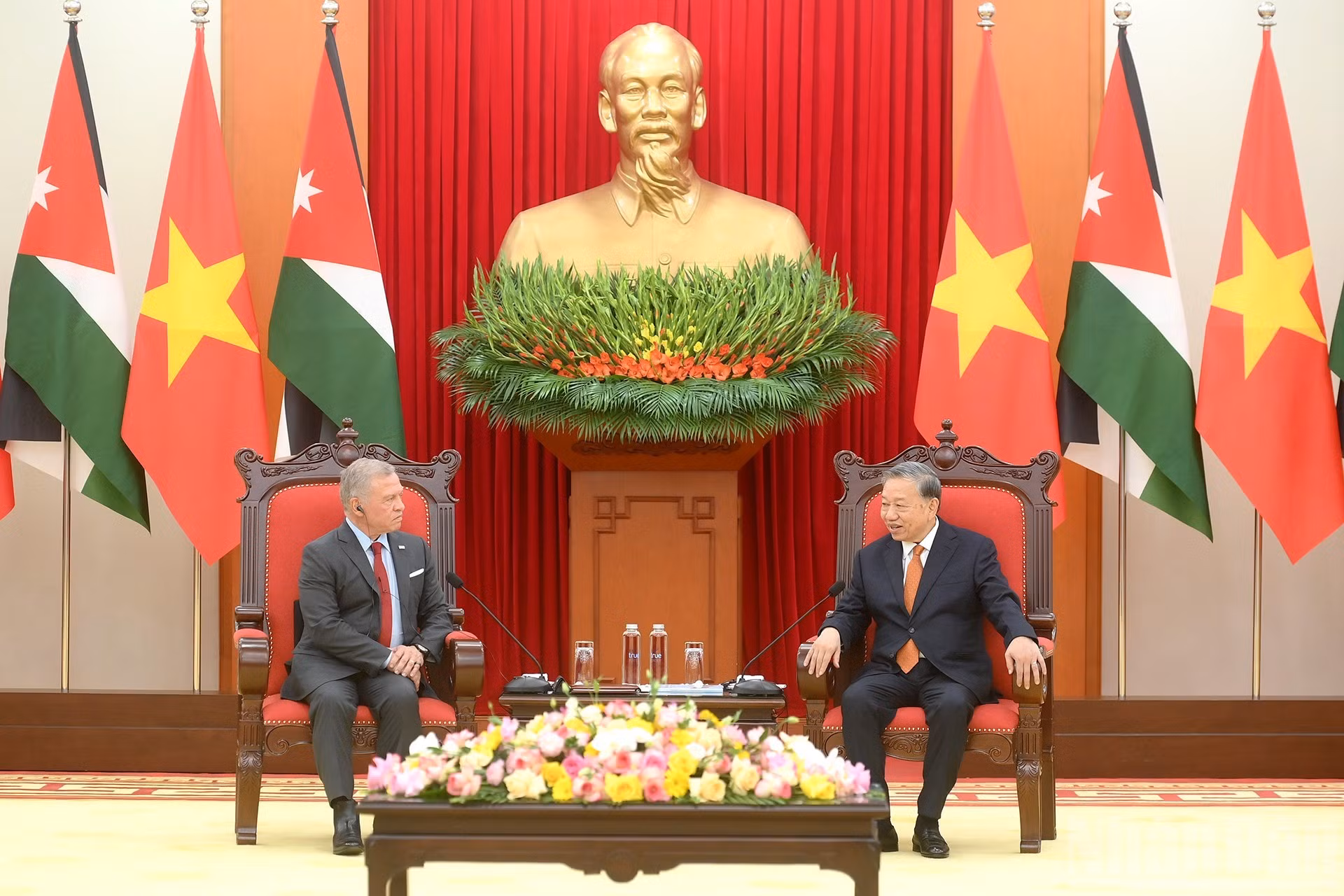 El dirigente partidista To Lam (a la derecha) dialoga con el rey jordano Abdalá II Ibn Al Hussein.