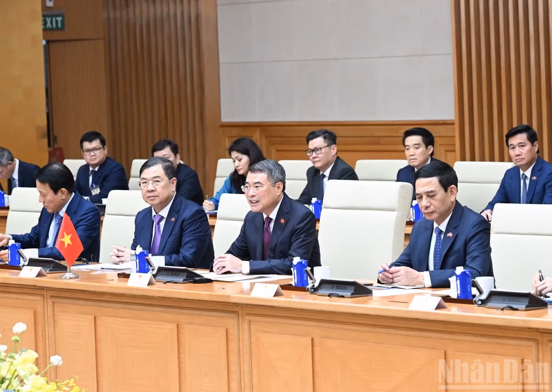 Representantes de ministros y sectores de Vietnam intervienen en la reunión.