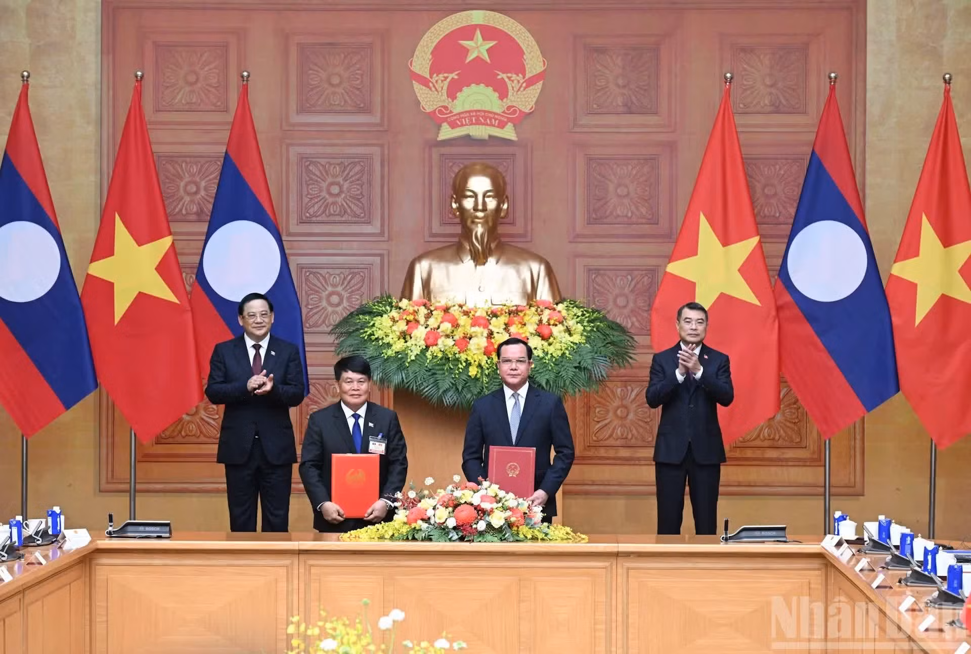 El primer ministro vietnamita, Le Minh Hung, y su homólogo laosiano, Sonexay Siphandone, presencian la firma de un Memorando de Entendimiento entre los dos Gobierno sobre la cooperación en asuntos étnicos y religiosos para el período 2026-2035.