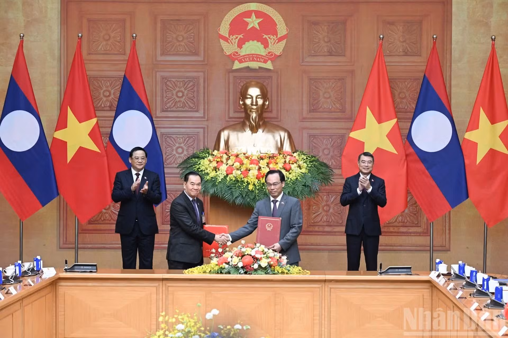 El primer ministro vietnamita, Le Minh Hung, y su homólogo laosiano, Sonexay Siphandone, presencian la firma de un Memorando de Entendimiento entre los dos Gobierno sobre la enseñanza del idioma laosiano en Vietnam, la mejora de la enseñanza del idioma vietnamita en Laos y el envío de estudiantes laosianos a estudiar en internados en Vietnam.