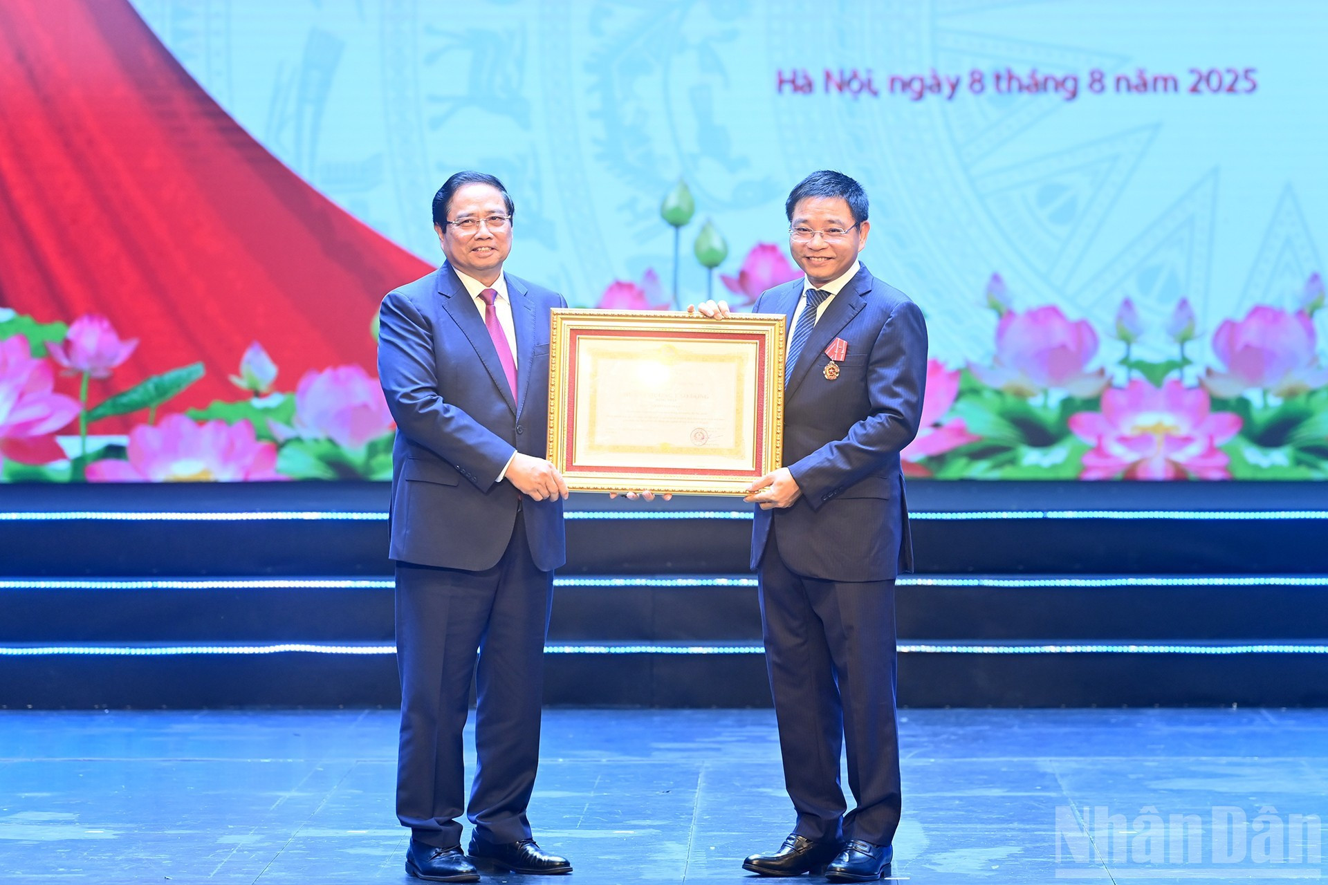 El primer ministro Pham Minh Chinh concede el Orden de la Independencia de primera clase al Ministerio de Finanzas.