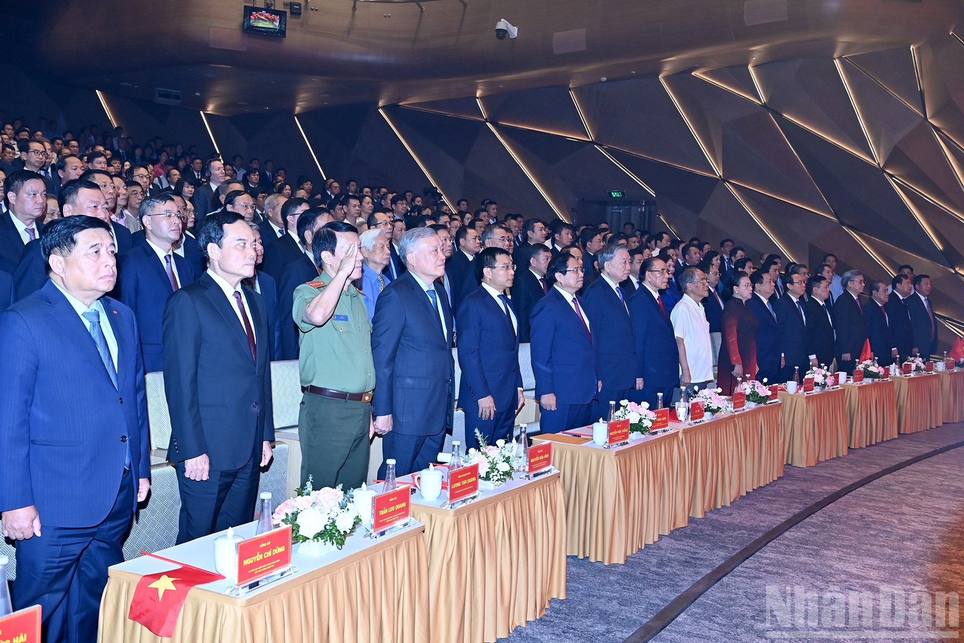 Los líderes y exdirigentes del Partido y Estado realizan el acto de saludo a la bandera.