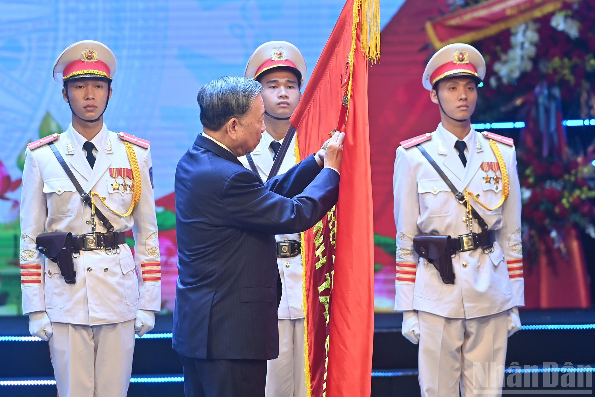 El máximo líder partidista To Lam concede el Orden de la Independencia de primera clase al Ministerio de Finanzas.