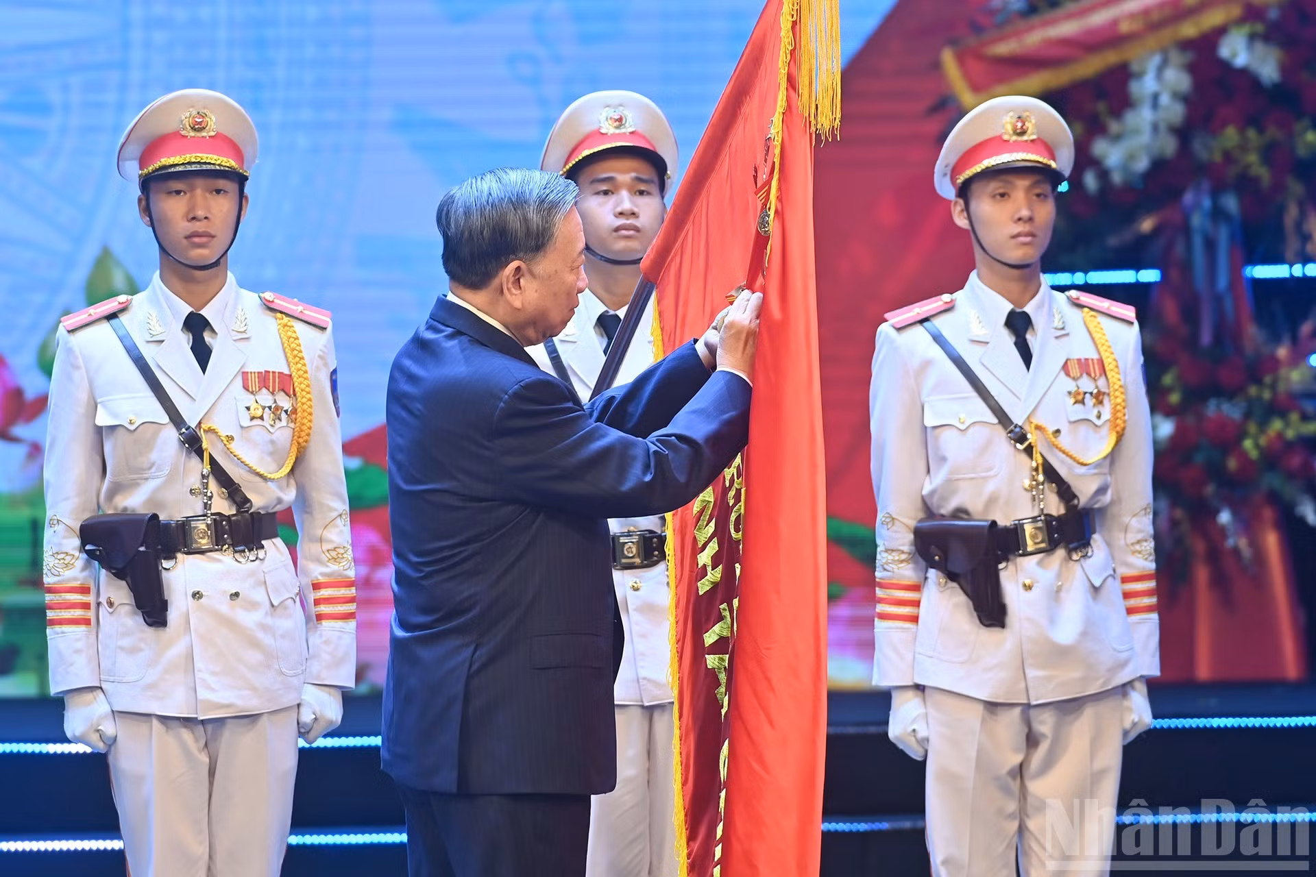 El máximo líder partidista To Lam concede el Orden de la Independencia de primera clase al Ministerio de Finanzas.