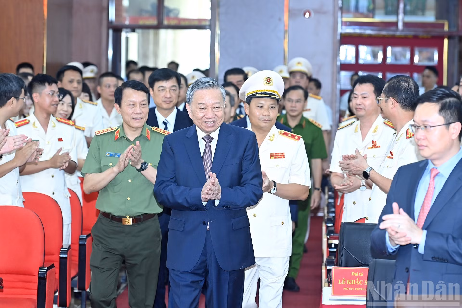 El secretario general To Lam asiste al encuentro.